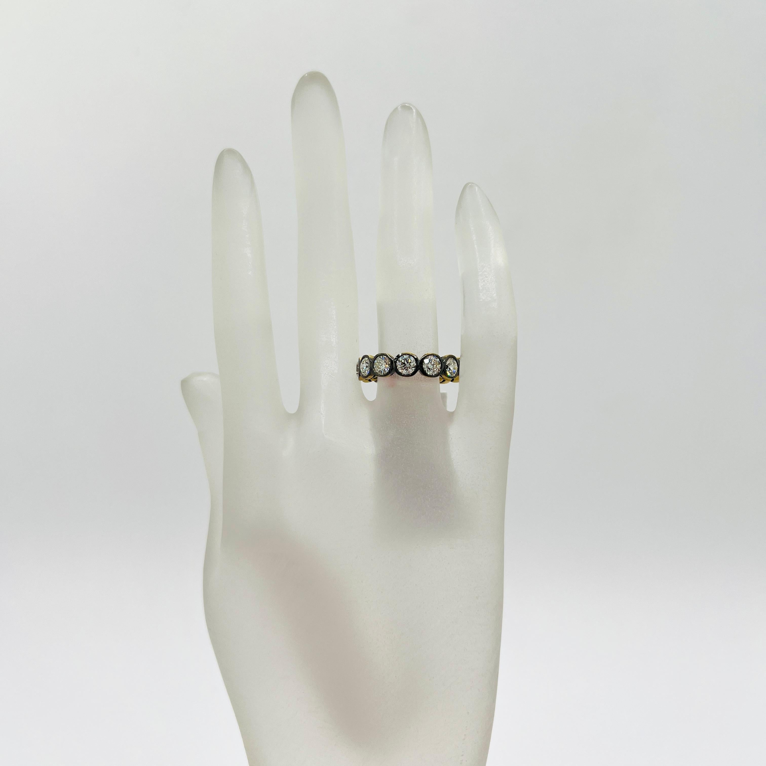 Taille ronde Bague d'éternité en rhodium noir et or jaune 18 carats avec diamant blanc GIA en vente