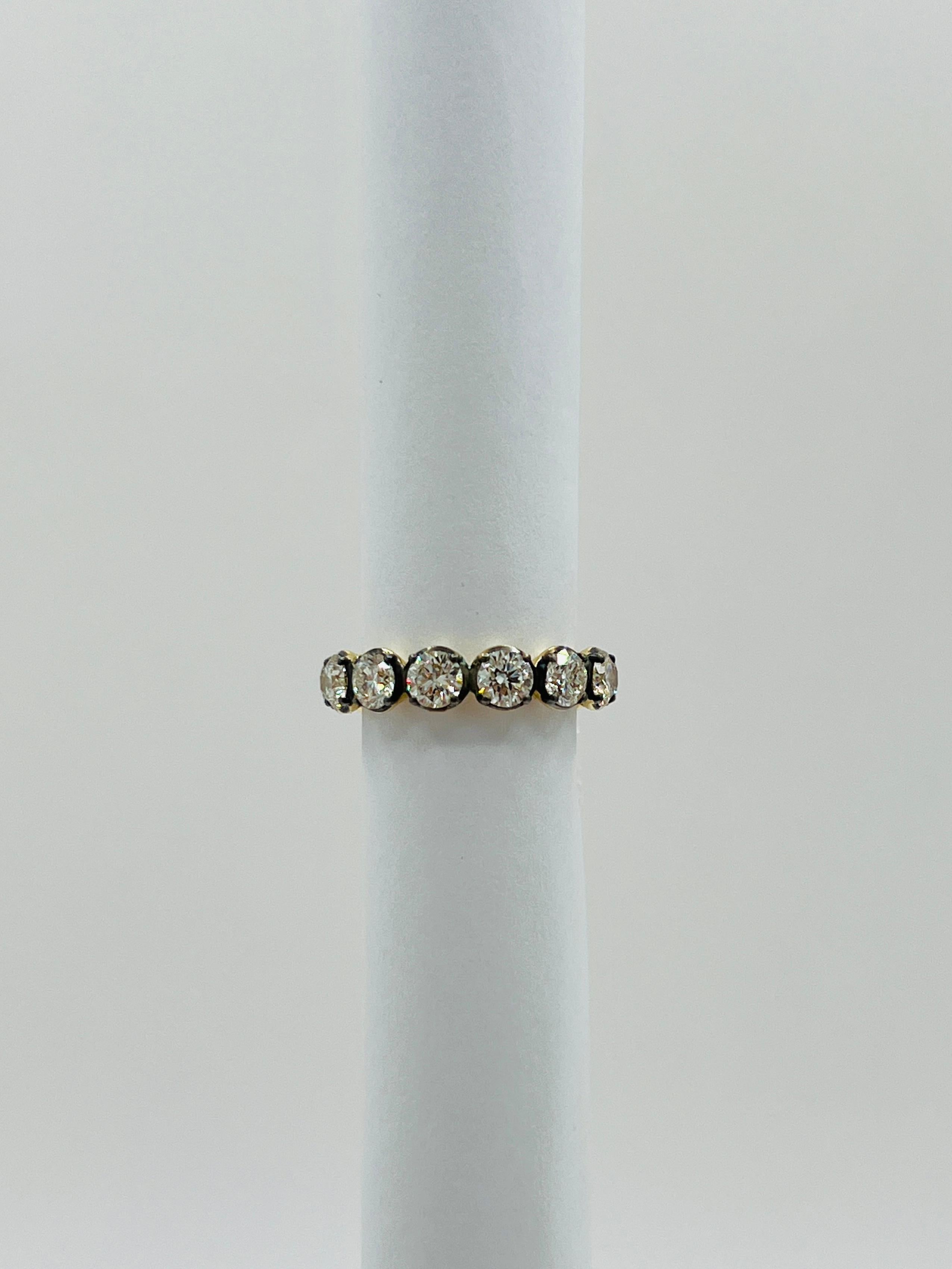 GIA White Diamond Round Eternity Band Ring in Black Rhodium & 18K Yellow Gold In New Condition In Los Angeles, CA