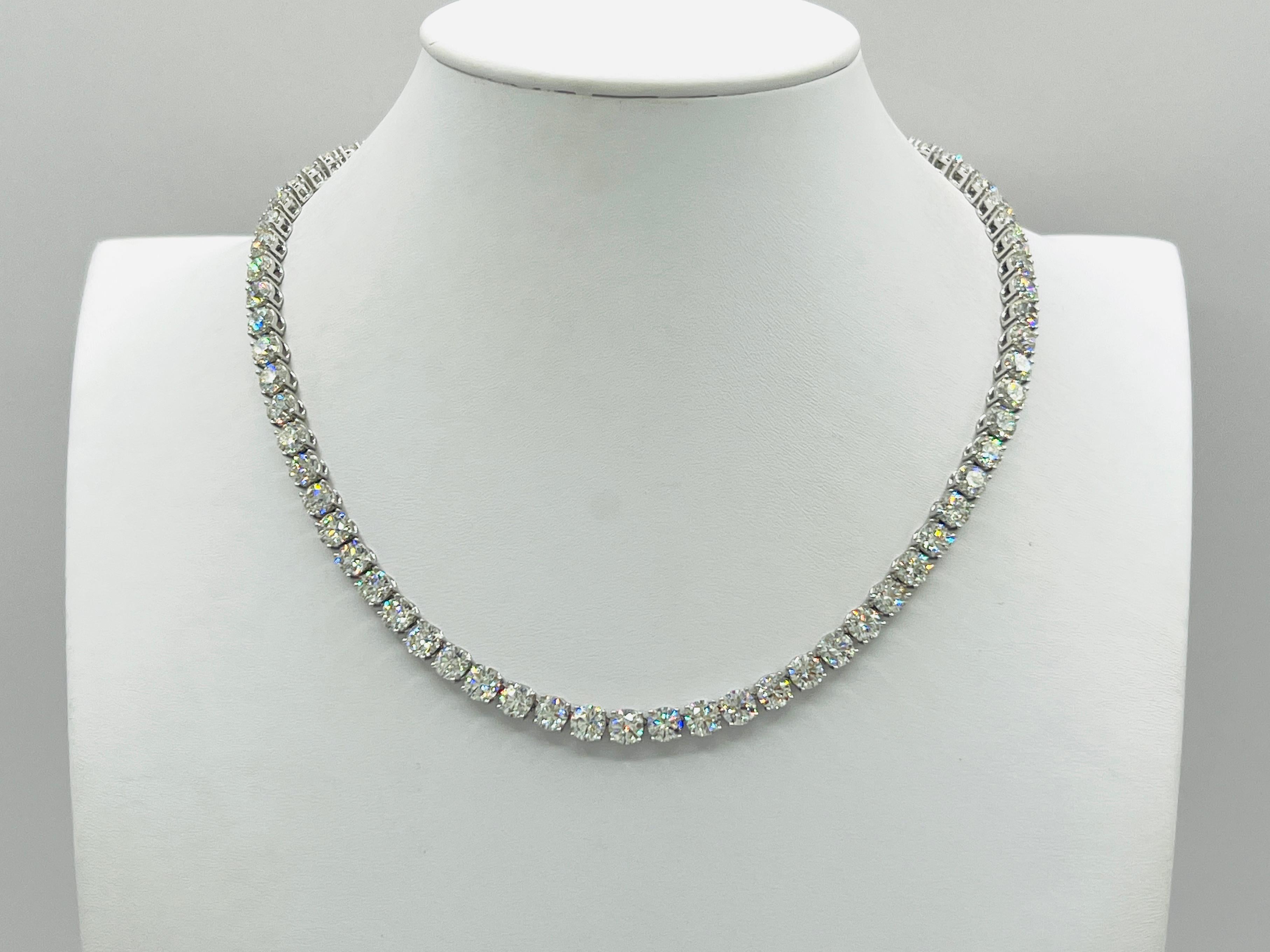 Magnifique 37.10 ct. IJ Diamants blancs ronds VS2-SI2.  Fabriqué à la main en or blanc 18 carats.  Longueur 15