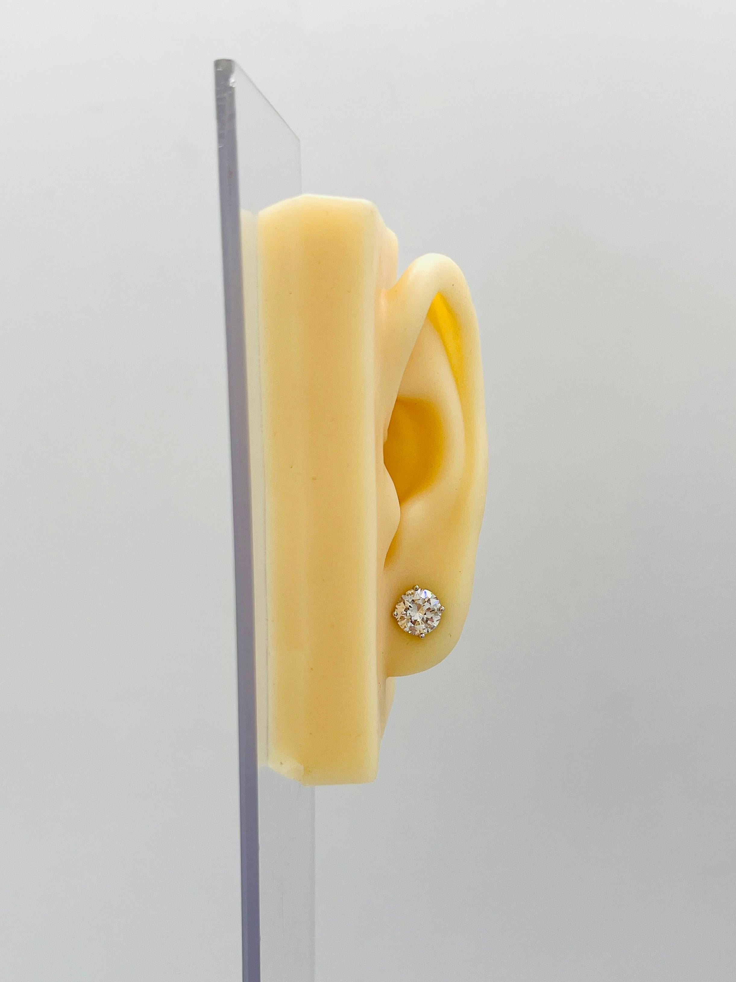 Splendido esemplare da 3,06 ct. FG SI1-SI2 diamanti bianchi rotondi.  Realizzato a mano con montatura martini in oro bianco 18 carati.  Viene fornito con i certificati GIA.