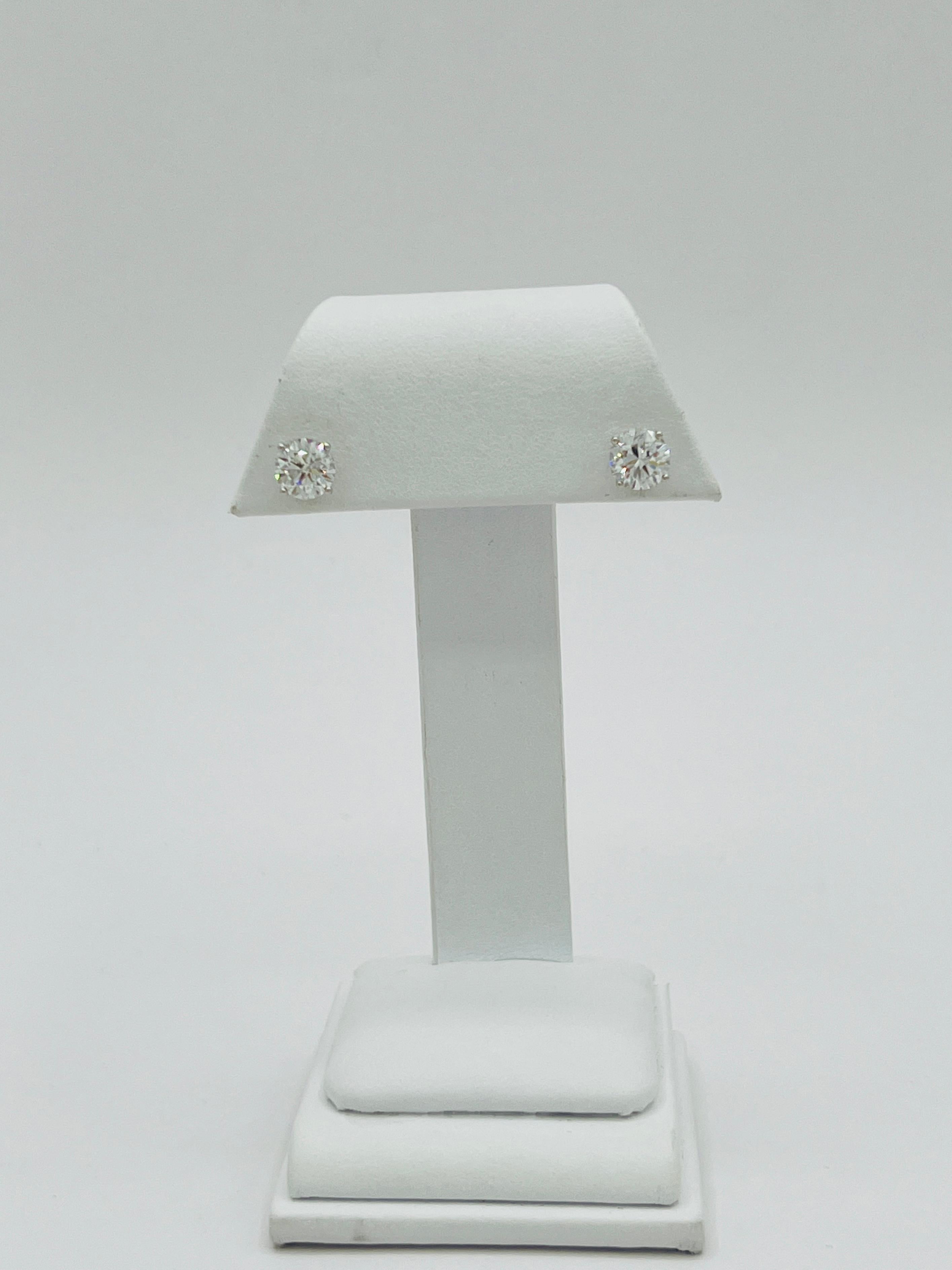 GIA White Diamond Round Martini Stud Earrings in 18K White Gold In condizioni Nuovo in vendita a Los Angeles, CA