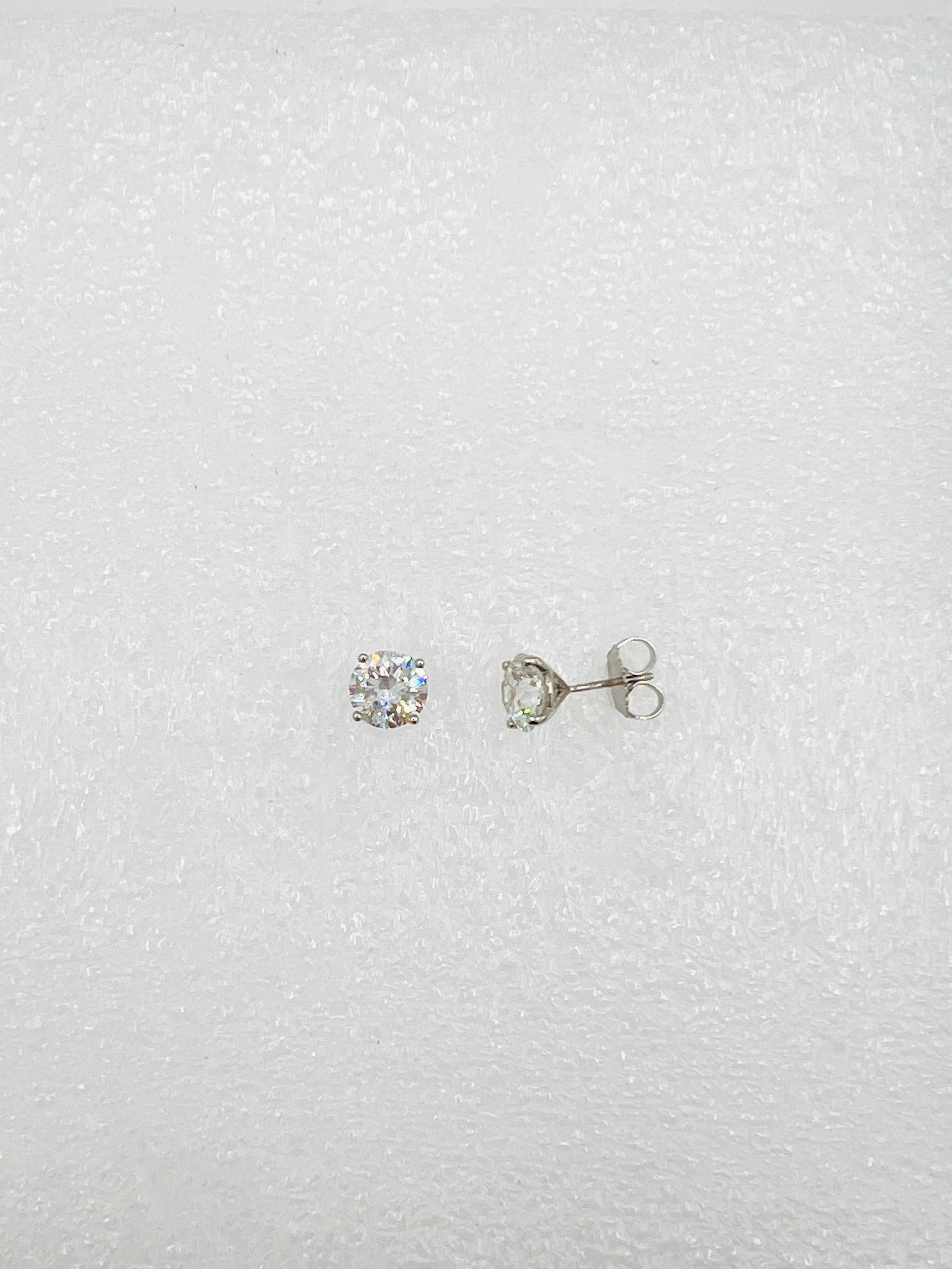 da uomo o donna GIA White Diamond Round Martini Stud Earrings in 18K White Gold in vendita