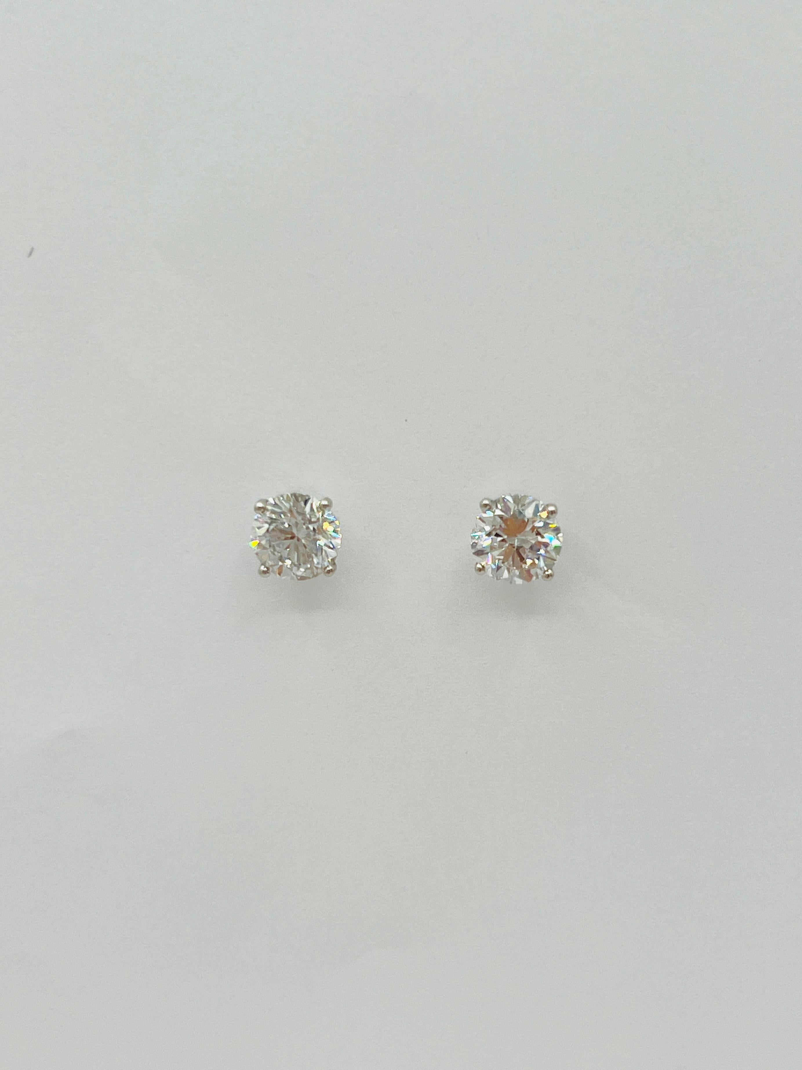 GIA White Diamond Round Martini Stud Earrings in 18K White Gold in vendita 1
