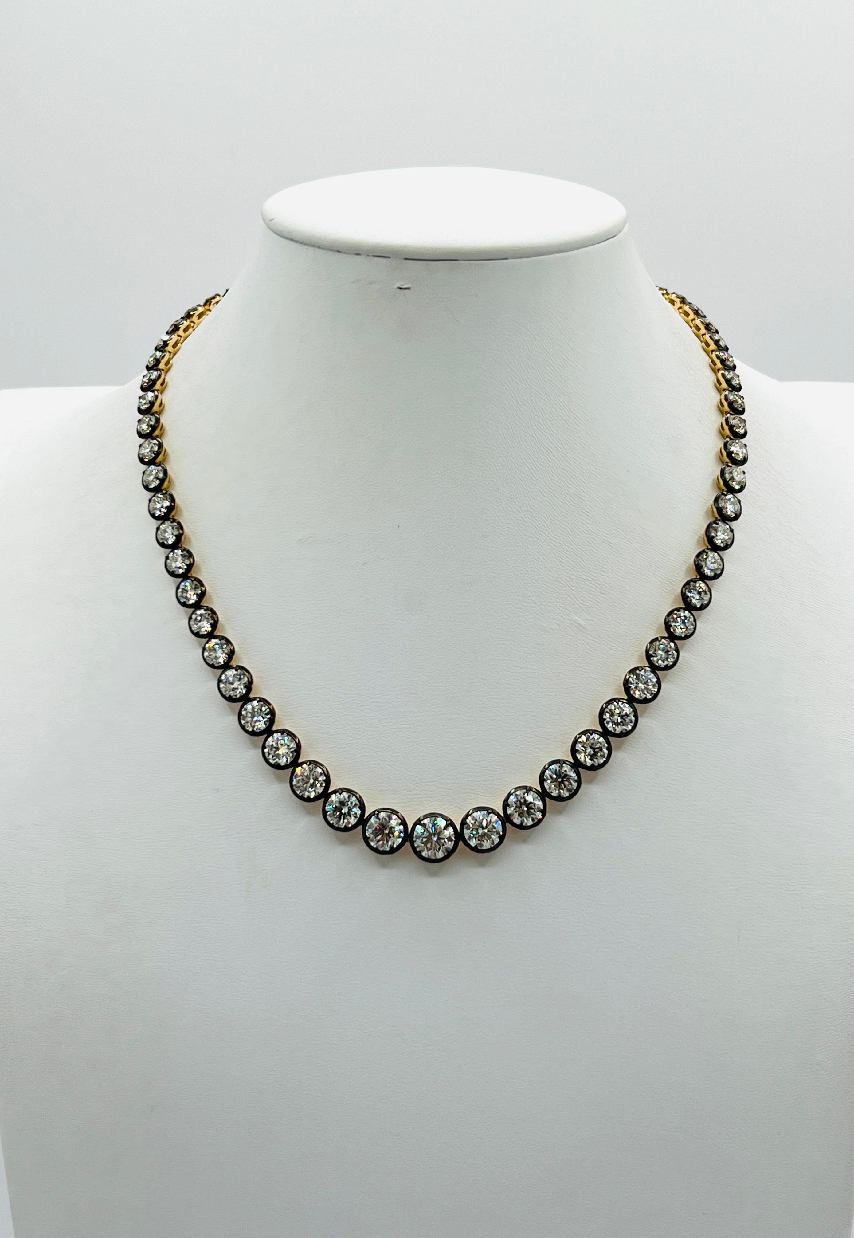 Wunderschöne 29.20 ct. IJ VVS-SI weiße Diamanten rund.  Insgesamt 63 Steine.  Handgefertigt aus schwarzem Rhodium und 18 Karat Gelbgold.  Die Länge beträgt 16
