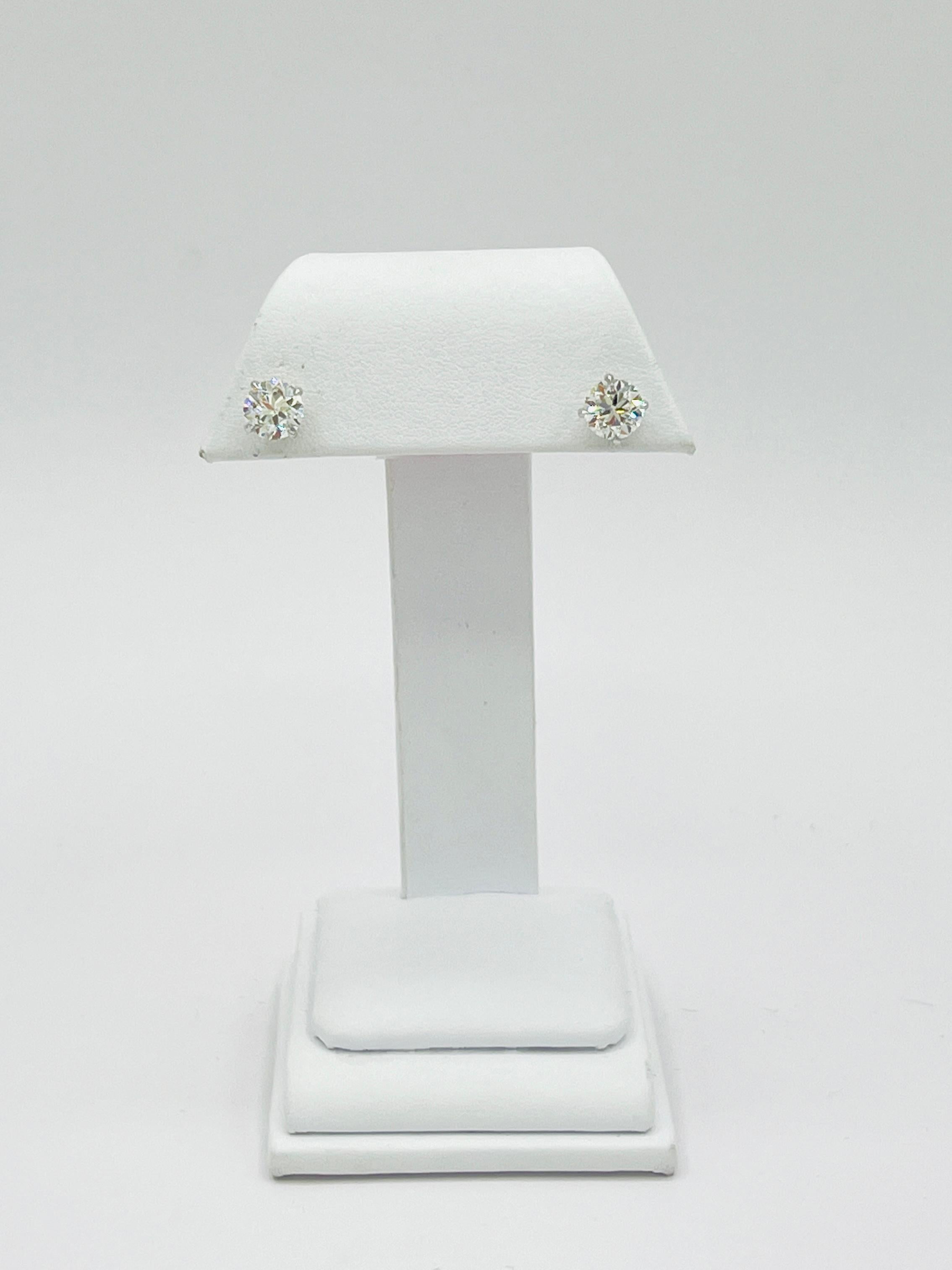 GIA White Diamond Round Stud Earrings in 18K White Gold In New Condition For Sale In Los Angeles, CA