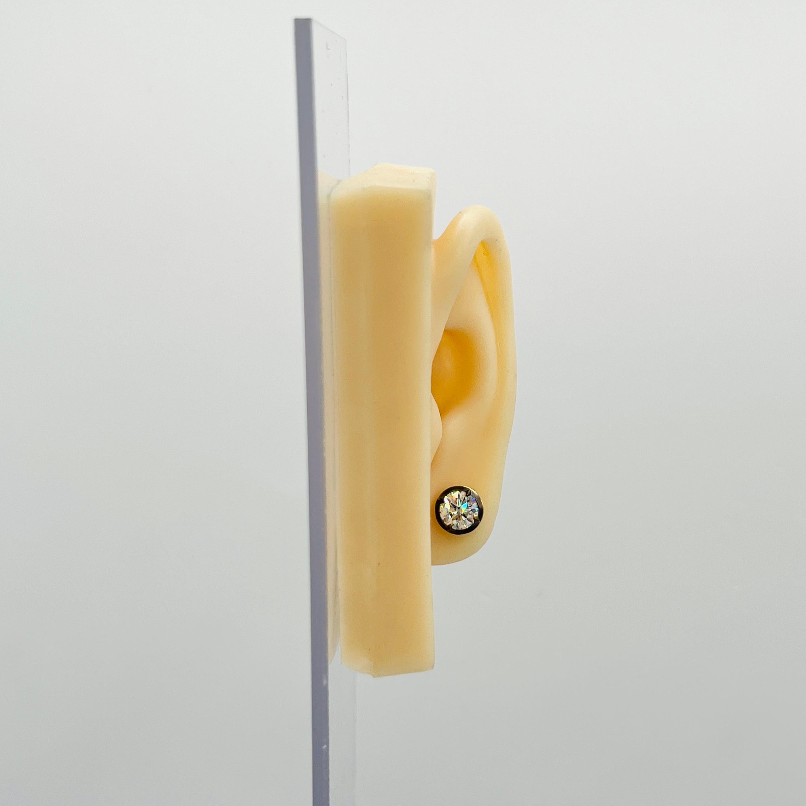 Splendido esemplare da 2.41 ct. Diamanti bianchi rotondi J SI.  Realizzato a mano in oro giallo 18k e rodio nero.  Impostazione di spinta all'indietro.  Entrambe le pietre sono corredate di certificati GIA.