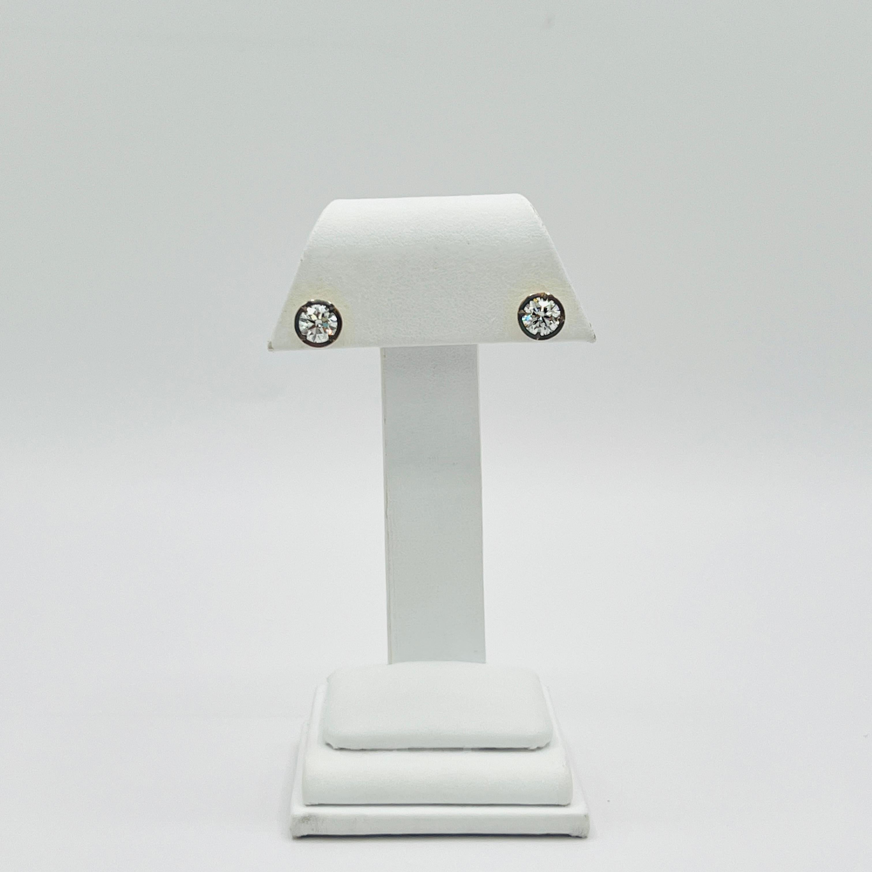 Orecchini a perno con diamante bianco GIA in rodio nero e oro giallo 18K In condizioni Nuovo in vendita a Los Angeles, CA