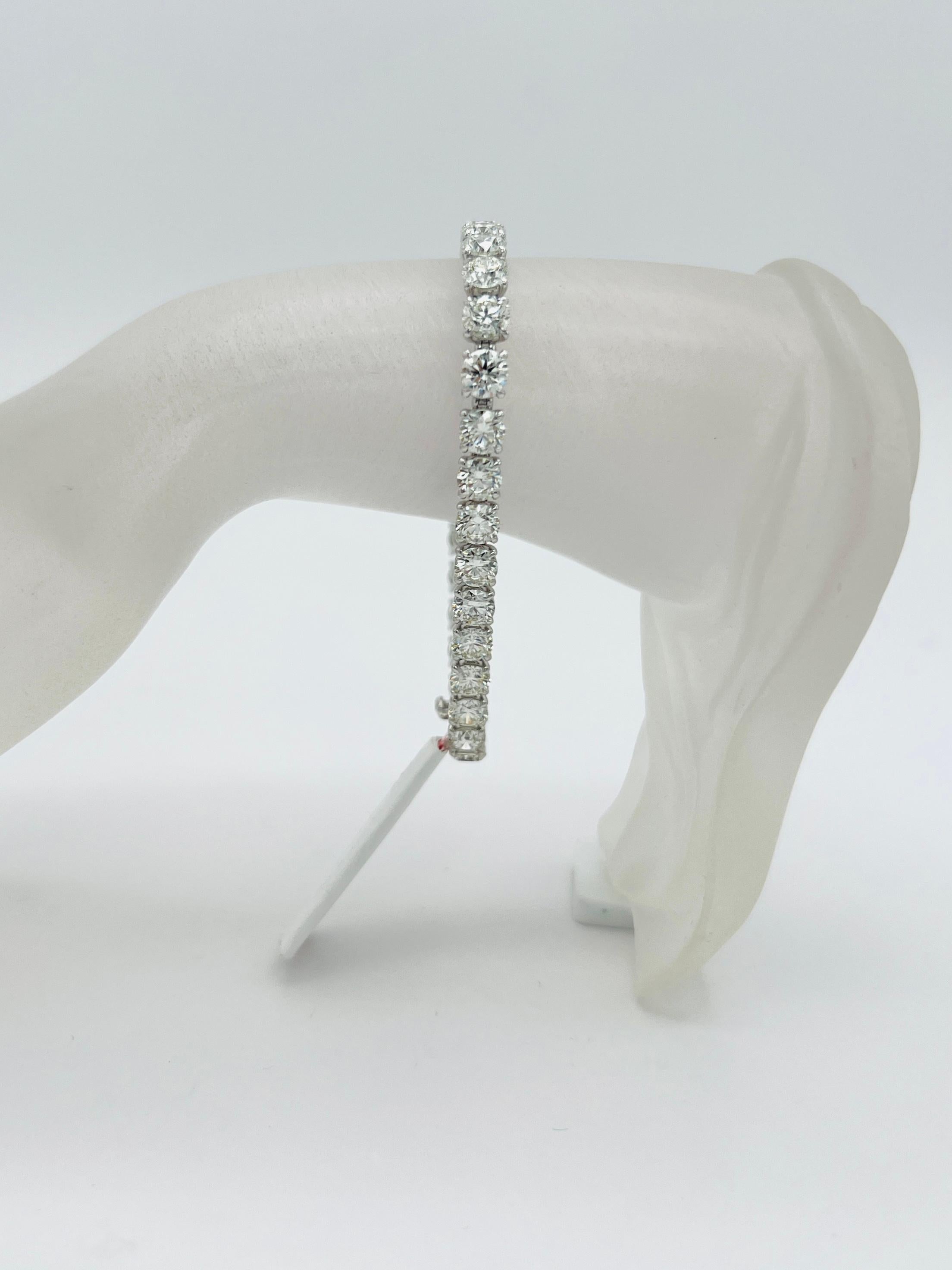 Splendido esemplare da 16.87 ct. Whiting VVS-SI diamanti bianchi rotondi. In totale 33 pietre, ognuna di 0,50 ct.  Realizzato a mano in oro bianco 18 carati.  La lunghezza è di 7