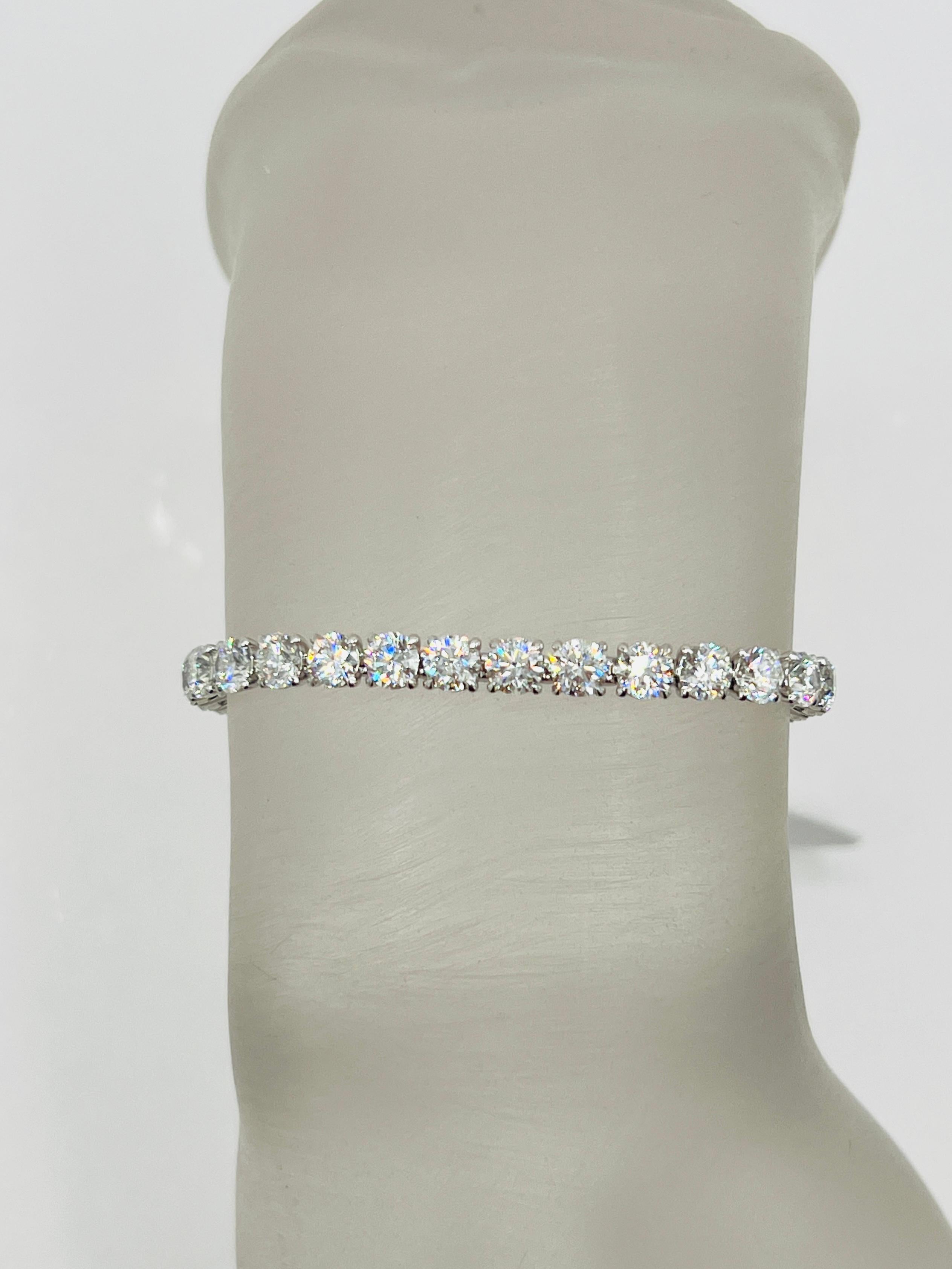 Bellissimo esemplare da 11,70 ct. DEF SI1-SI1 diamanti bianchi rotondi.  In totale 39 pietre, ognuna di 0,30 ct.  Realizzato a mano in oro bianco 18 carati. La lunghezza è di 7