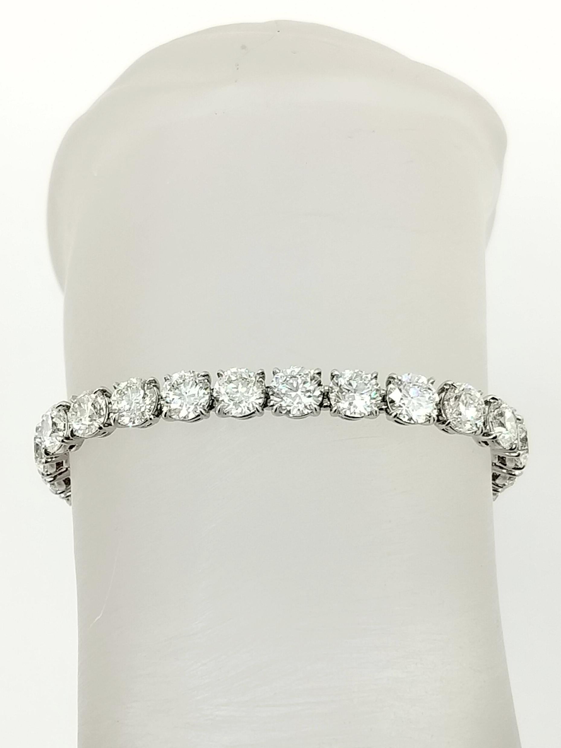 GIA White Diamond Round Tennis Bracelet in 18K White Gold In New Condition For Sale In Los Angeles, CA