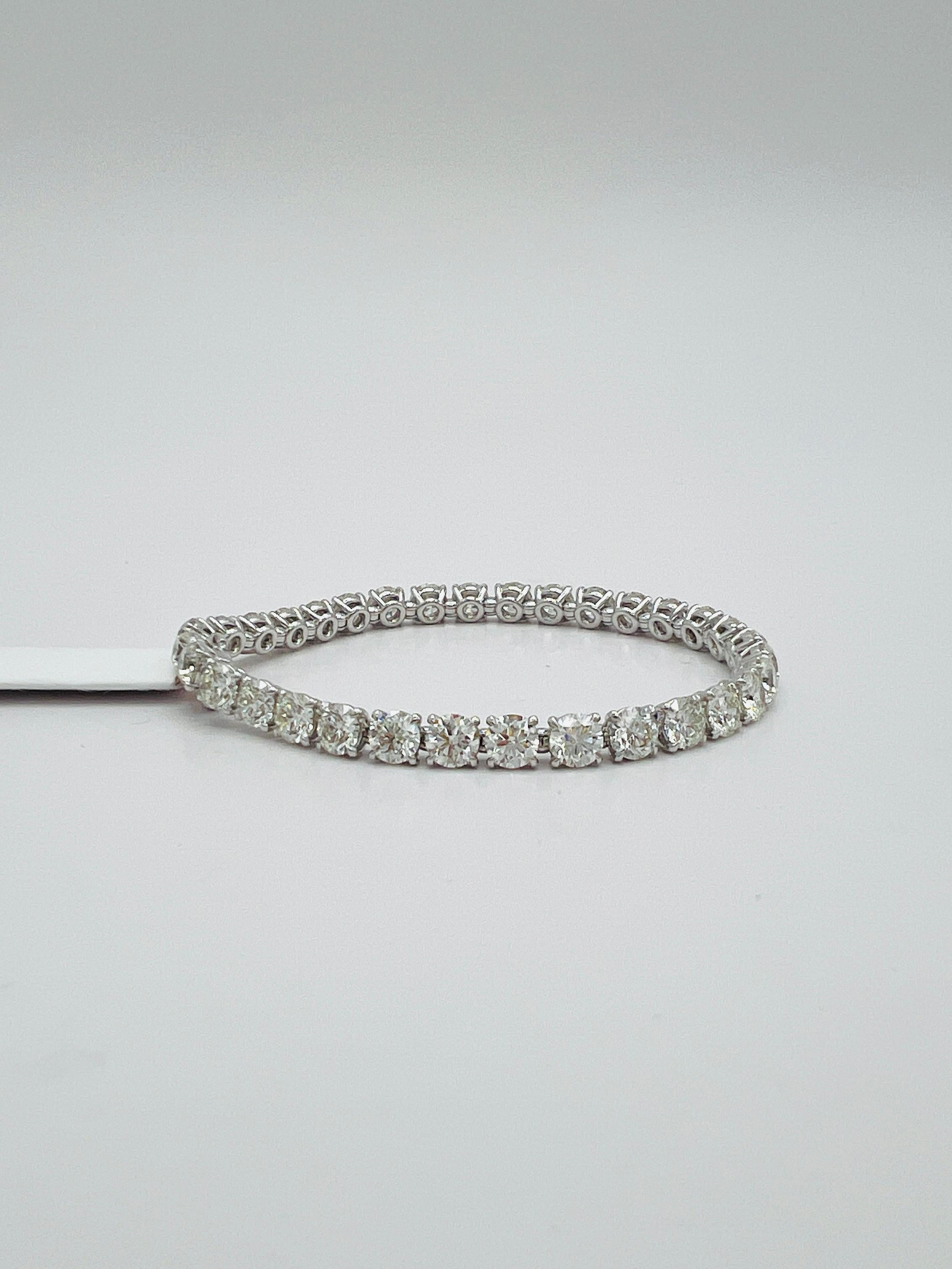 Bracciale tennis con diamanti bianchi rotondi GIA in oro bianco 18 carati in vendita 2