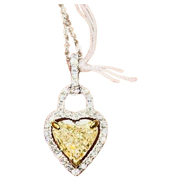Ce superbe pendentif en forme de médaillon est un bijou magnifique et unique qui ne manquera pas de séduire votre cœur. Le pendentif est orné d'un diamant jaune en forme de cœur d'un poids impressionnant de 2,01 carats. La couleur jaune vibrante du