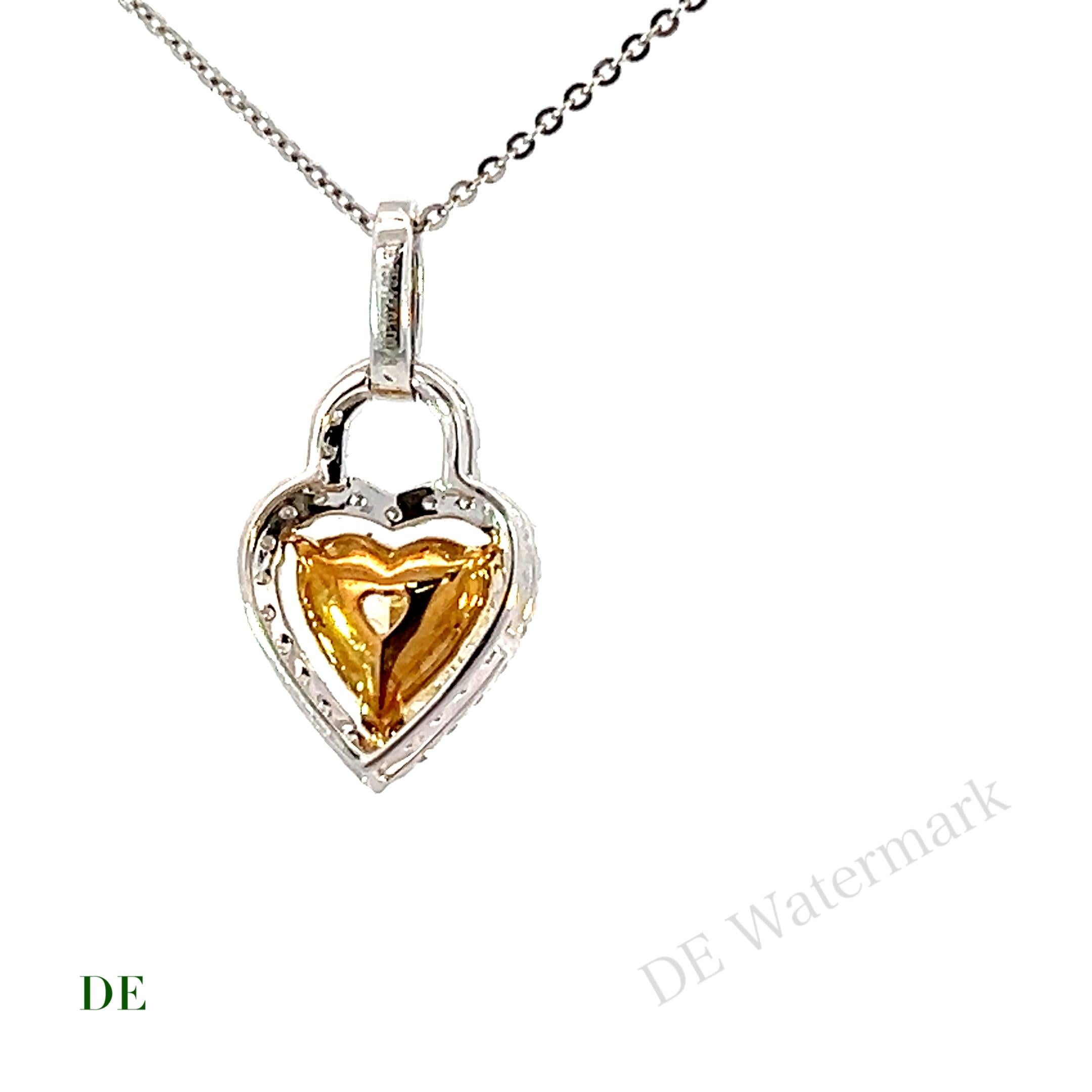 Or 18k GIA 2.01 Carat Heart Diamond Love Locket Statement Pendentif W/ Necklace  Neuf - En vente à kowloon, Kowloon