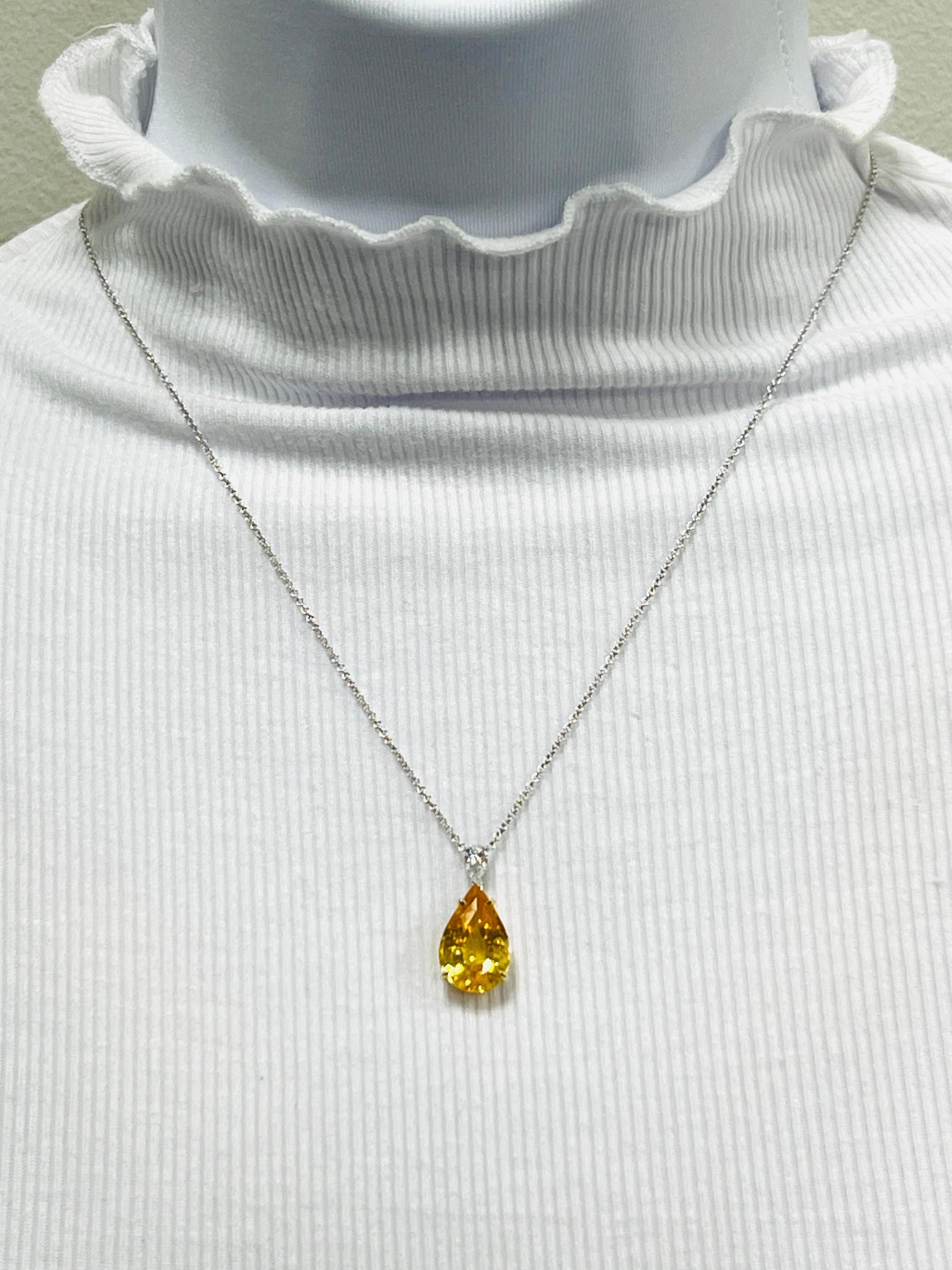 Assolutamente stupendo zaffiro giallo a forma di pera da 8,39 carati con 0,30 carati. D SI1 diamante bianco a forma di pera.  Realizzato a mano in oro giallo e bianco 18 carati.  La lunghezza della catena è di 20