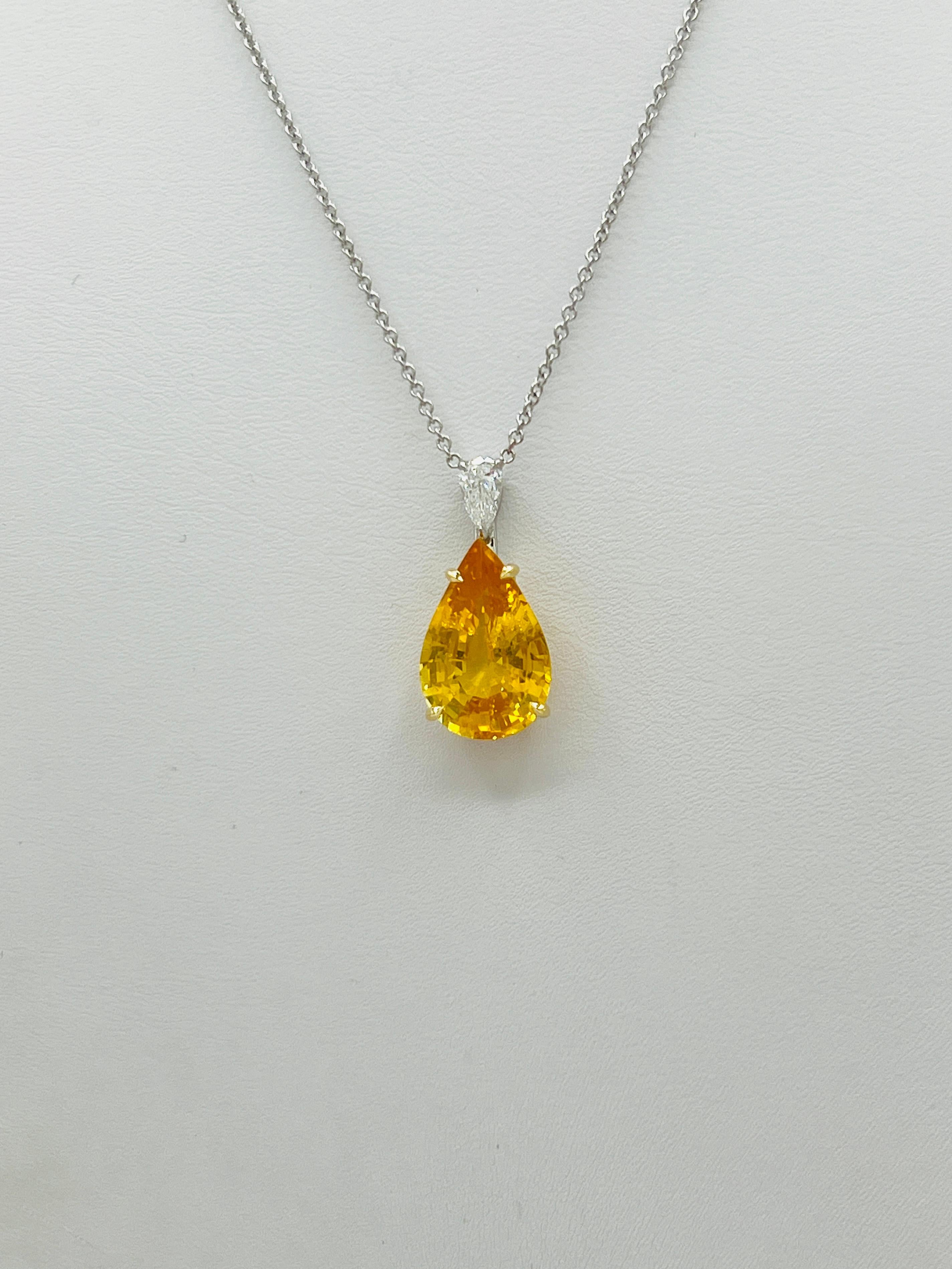 Collana con zaffiro giallo a pera e diamante bianco GIA in oro 18 carati a due toni in vendita 1
