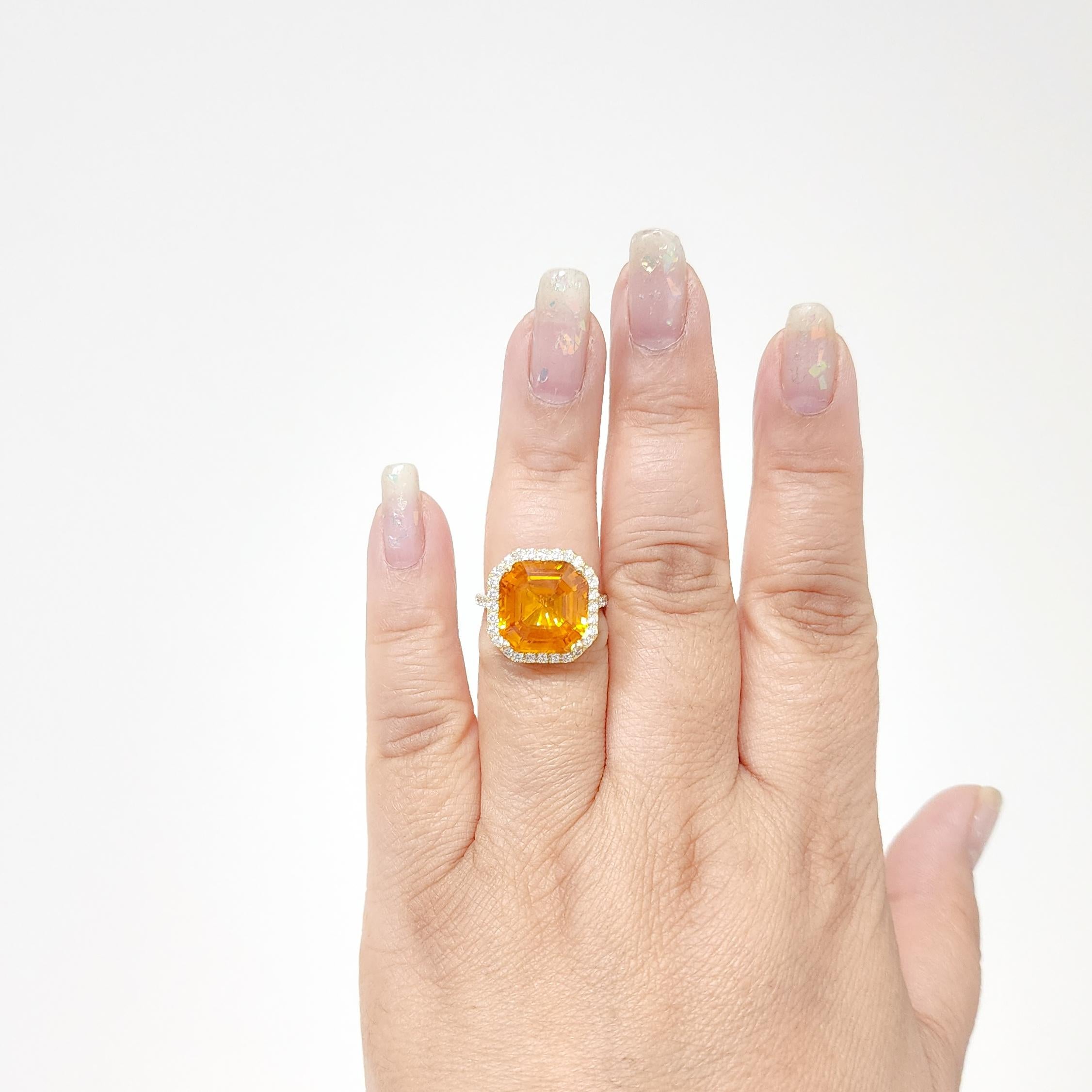 Wunderschönes 13,11-karätiges gelb-orangefarbenes Saphiraktagon mit 0,75-karätigen weißen und reinen Diamanten von guter Qualität.  Handgefertigt in 18k Gelbgold.  Ring Größe 6,5.
Inklusive GIA-Zertifikat.
