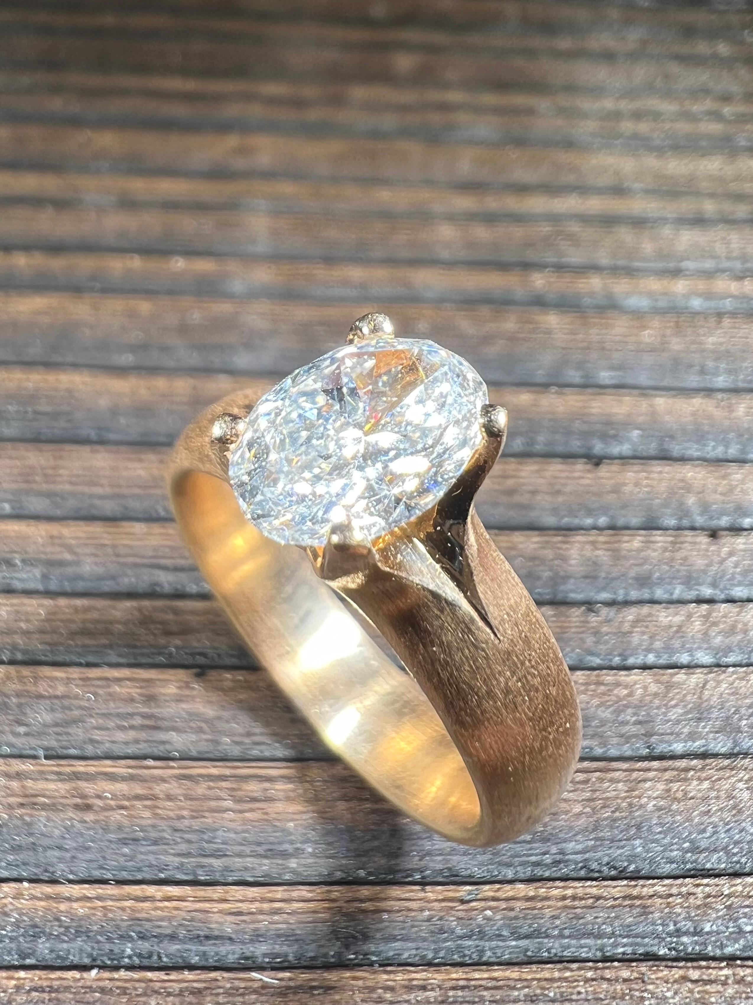Ein zauberhafter Ring aus edlem Rotgold, der durch seinen strahlend weissen Diamanten im Zentrum besticht. Das Design erinnert an eine zarte Blume, deren Blütenblätter den Diamanten sanft umschliessen und wie schützende Hände des Partners wirken.