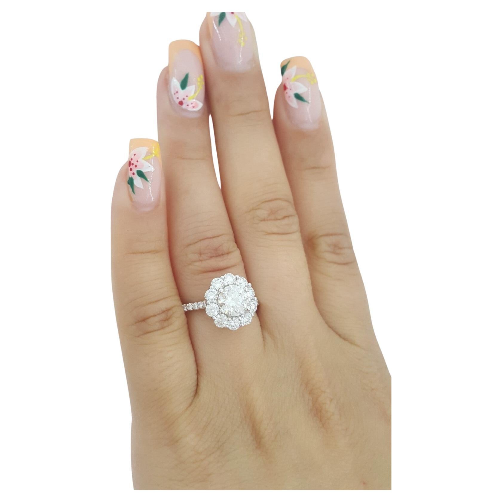 2,01 quilates de peso total Diamante redondo talla brillante Halo Anillo de compromiso de oro blanco de 18 quilates GIA. 


El anillo pesa 3,8 gramos, talla 4,5 (Apropiado para la mayoría de los dedos), la piedra central es un Diamante Natural