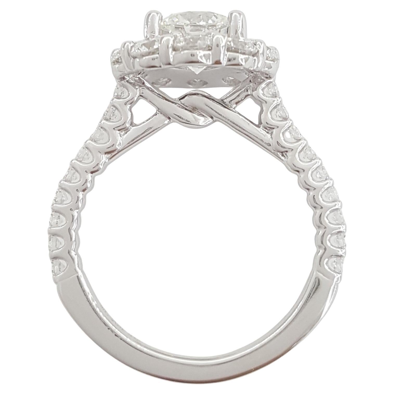 GIA2,01 ct Peso total Diamante redondo talla brillante Halo Anillo de oro blanco de 18k en Excelente estado para la venta en Chicago, IL