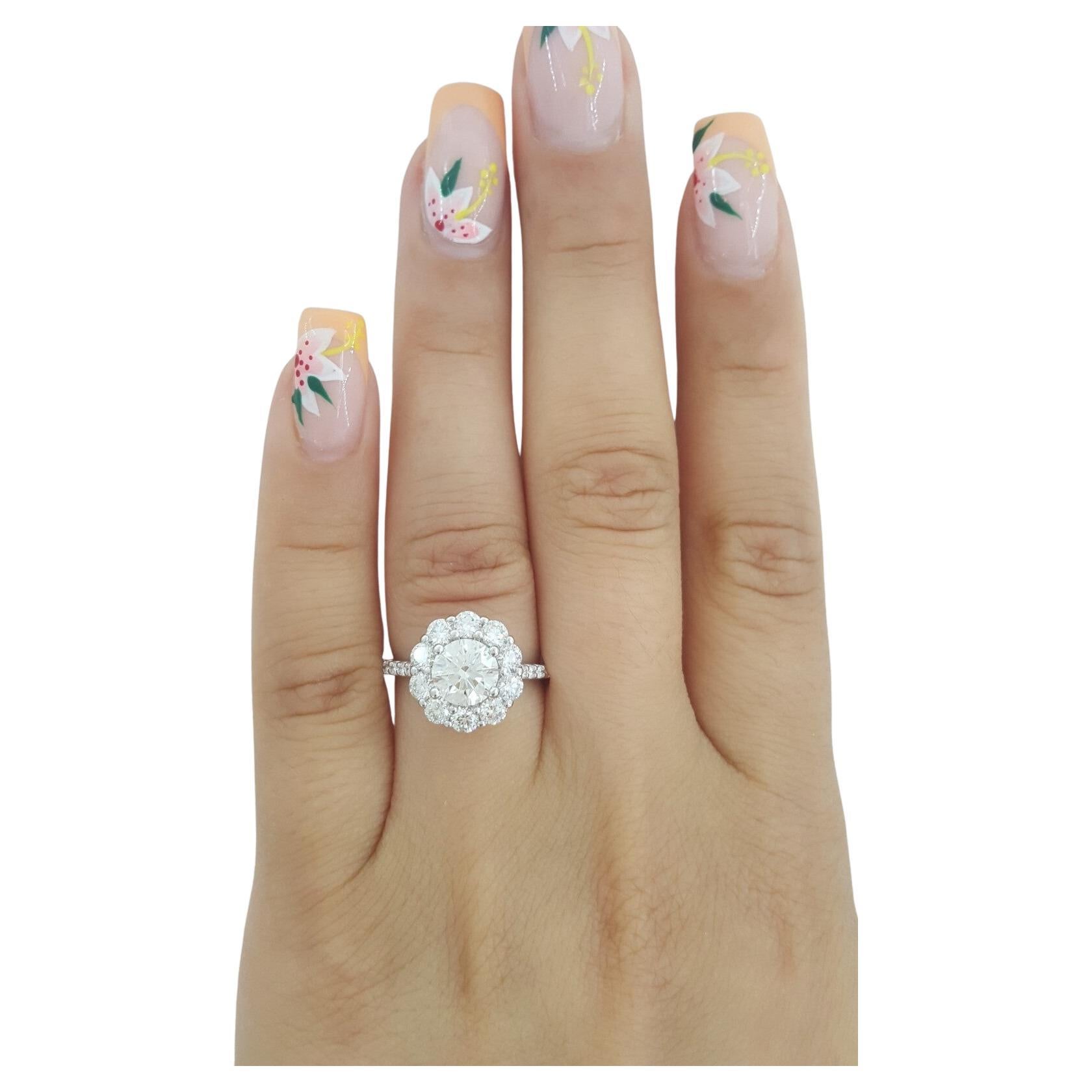 GIA2,01 ct Peso total Diamante redondo talla brillante Halo Anillo de oro blanco de 18k en venta 1
