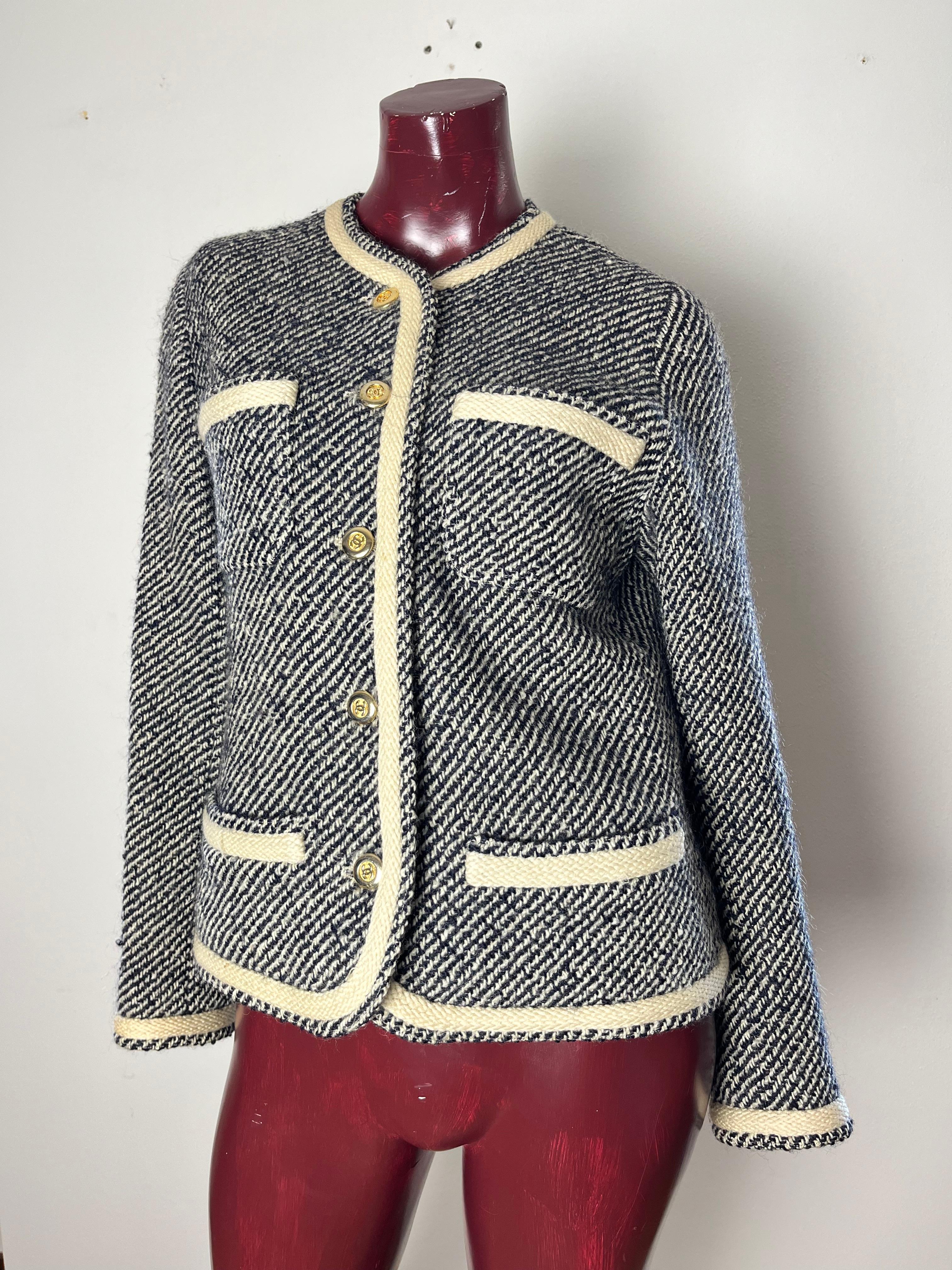 beautiful classic chanel jacket in black/cream tweed round neck 4 pockets .
pocket edging , collar , buttoning , jacket outline  and cream-colored wool sleeves
gold chanel logo buttons 5 on front and 4 on each sleeve 

SIZE 40 ITALIAN

THE MANNEQUIN