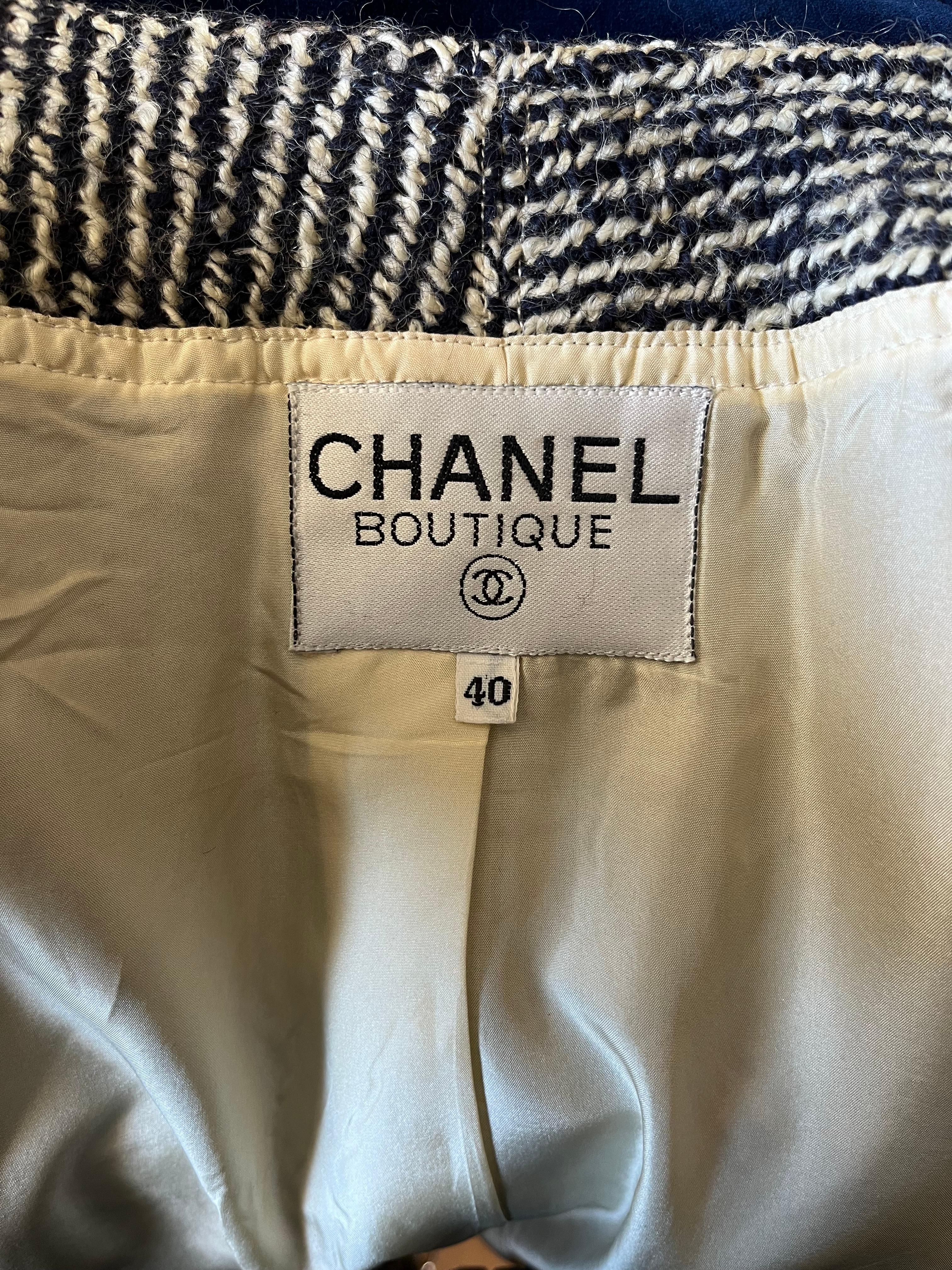 Veste Chanel en tweed classique noir/crème en vente 5