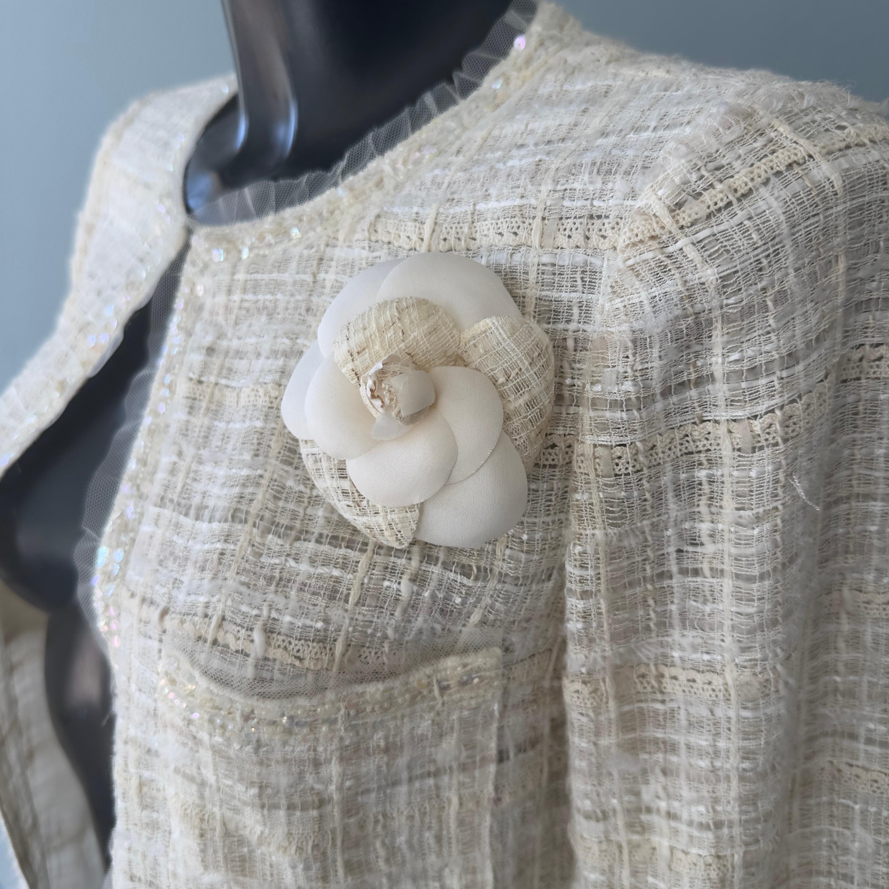 Chanel jacket worked with camellia brooch In Excellent Condition In Basaluzzo, IT