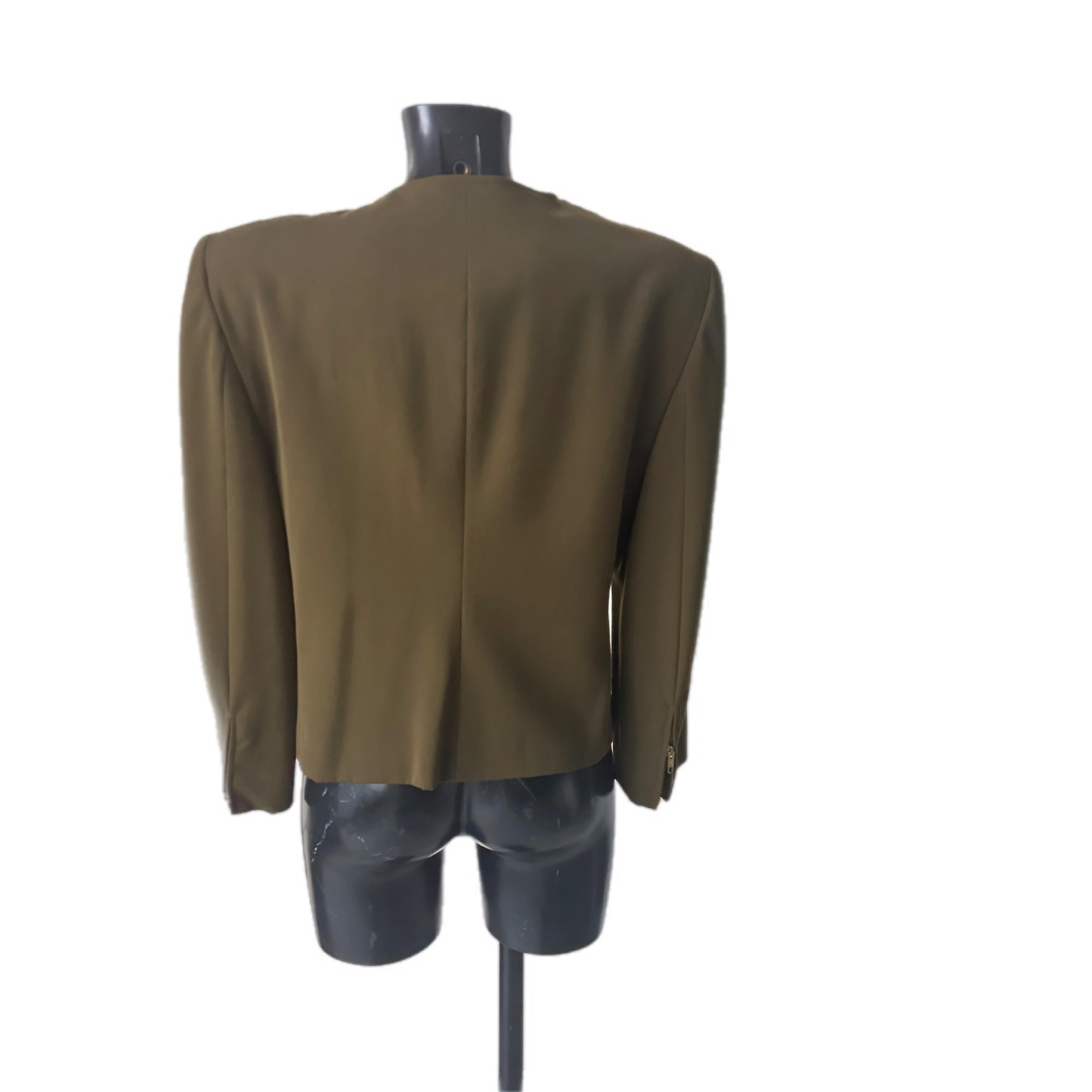 Giacca Genny anni80 Verdone con spalline.
Chiusura con cerniera laterale sul davanti impreziosita da ciondolo 
Modello corto vestibilità over 
Misure:
Spalle 46cm
Manica 54cm
Petto 50cm
Lunghezza 55cm