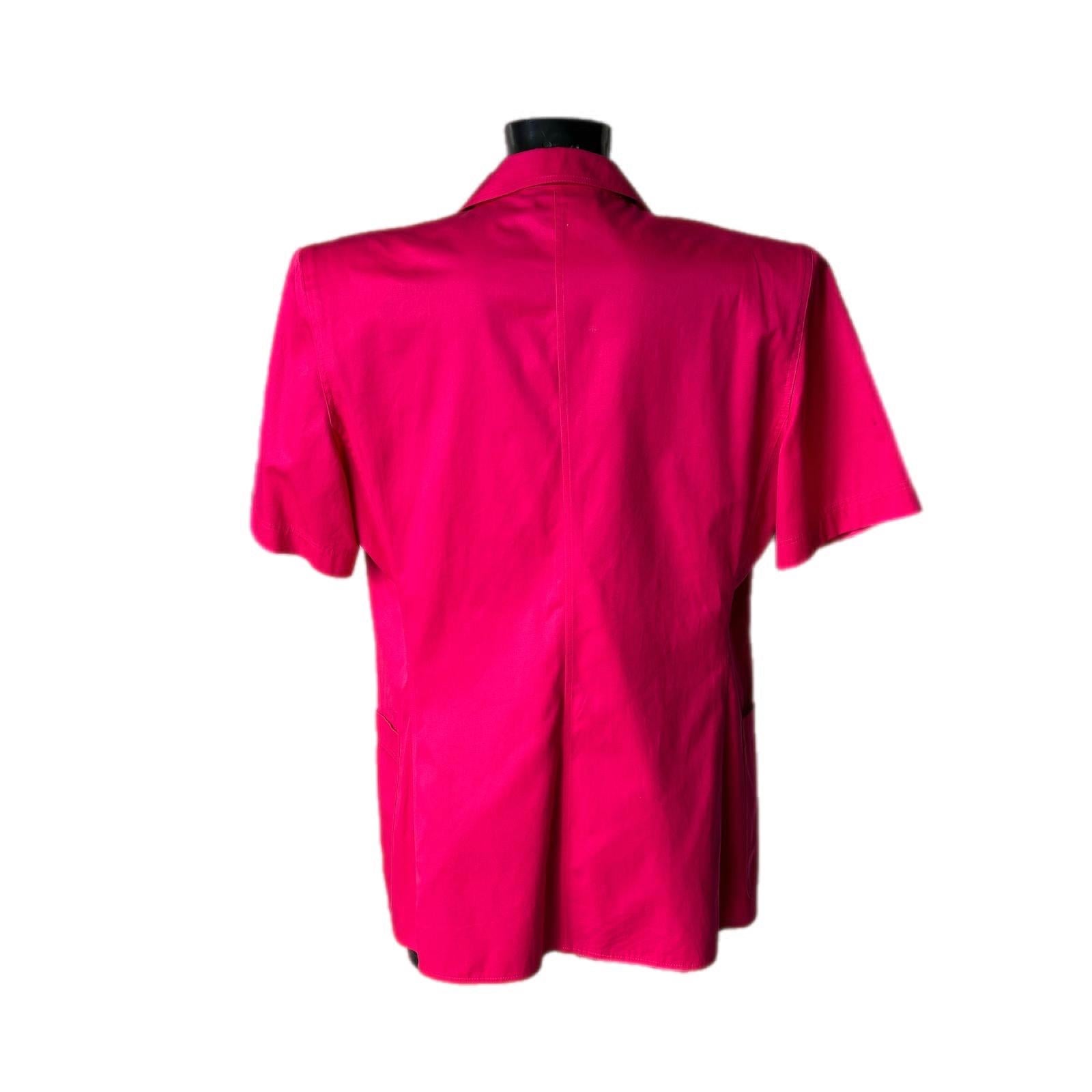 Blazer Genny anni 80 color fuxia a mezza manica
Chiusura 3 bottoni color oro che impreziosiscono il capo, 2 tasche frontali e stemma sul petto
Composizione cotone, taglia 46 italiana
Misure:
Spalle 46cm
manica 27cm
Petto 50cm
Lunghezza 77cm