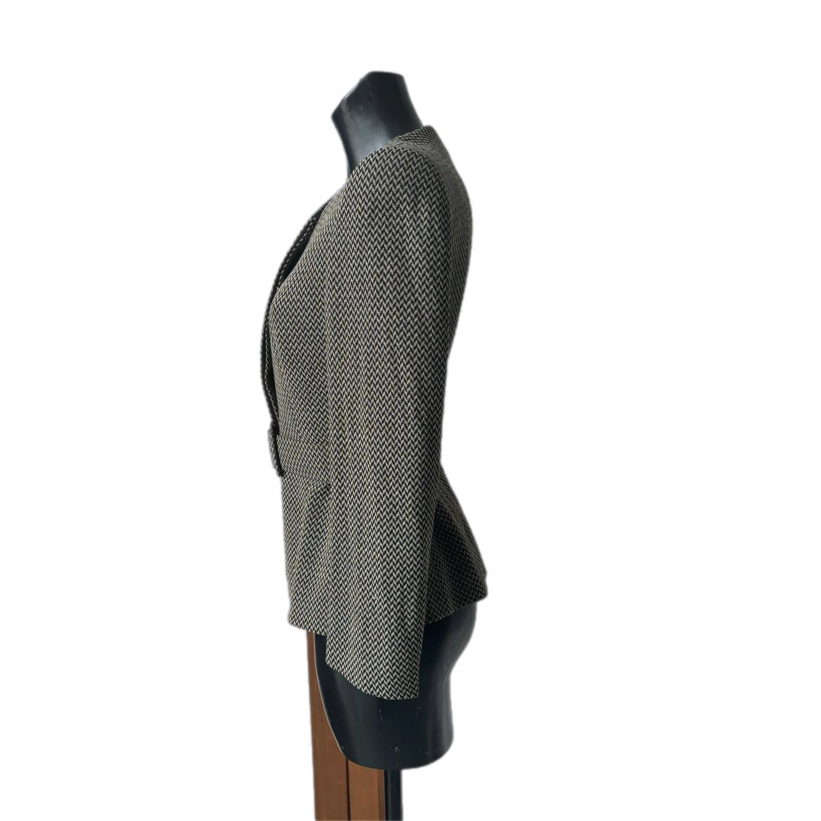 Giorgio Armani jacket with delicate geometric pattern in shades of beige and black
Structured and elegant shape like all the brand's signature garments .
To complete tone-on-tone waist belt
Size 42it, measurements:
Shoulders 42cm
Vita 38cm
Petto