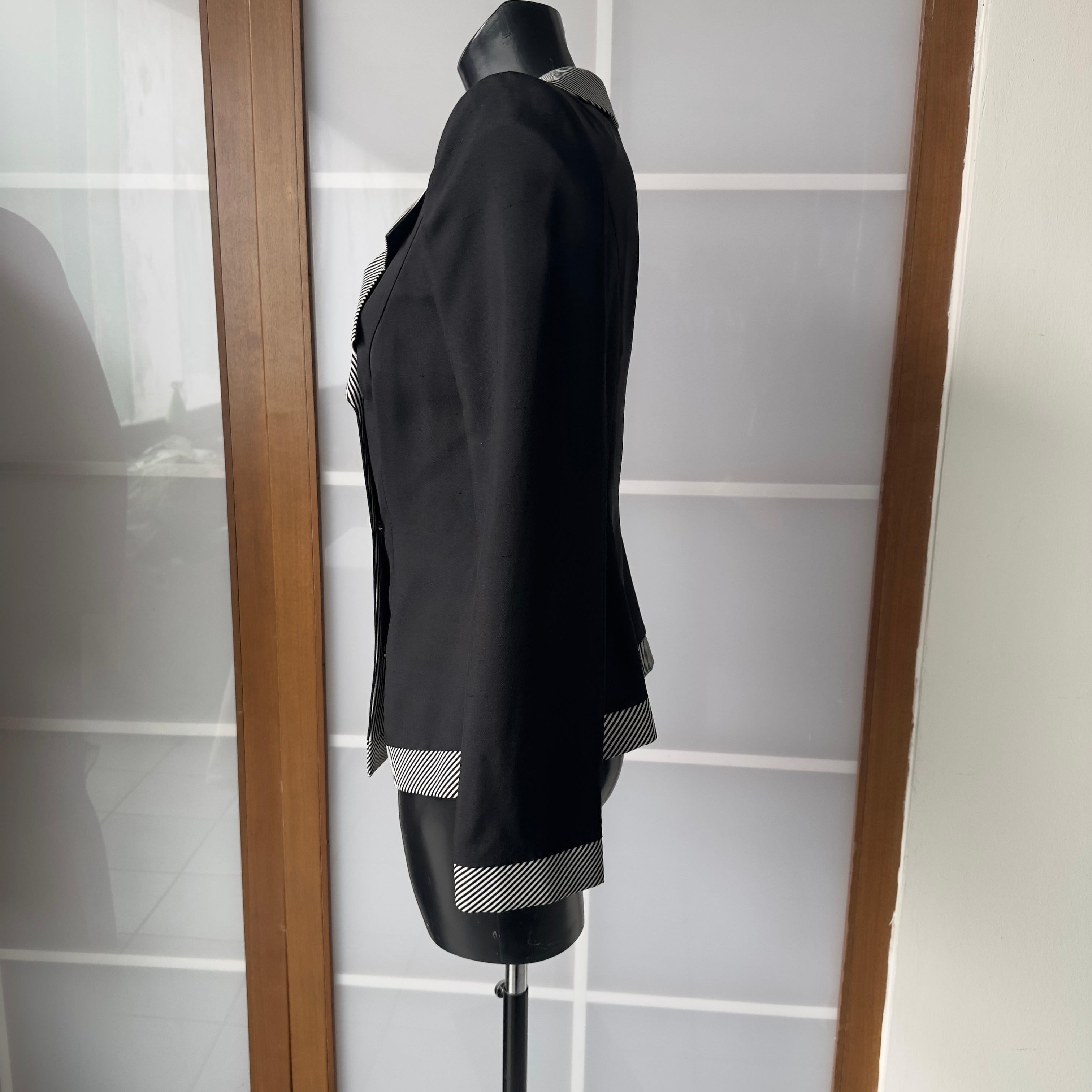 Giorgio Armani silk double-breasted jacket with contrasting buttons
Black color, with striped details, cuffs, collar and bottom
Excellent condition, suitable for all occasions, iconic and elegant like all Armani garments
Measures: 
Shoulders
