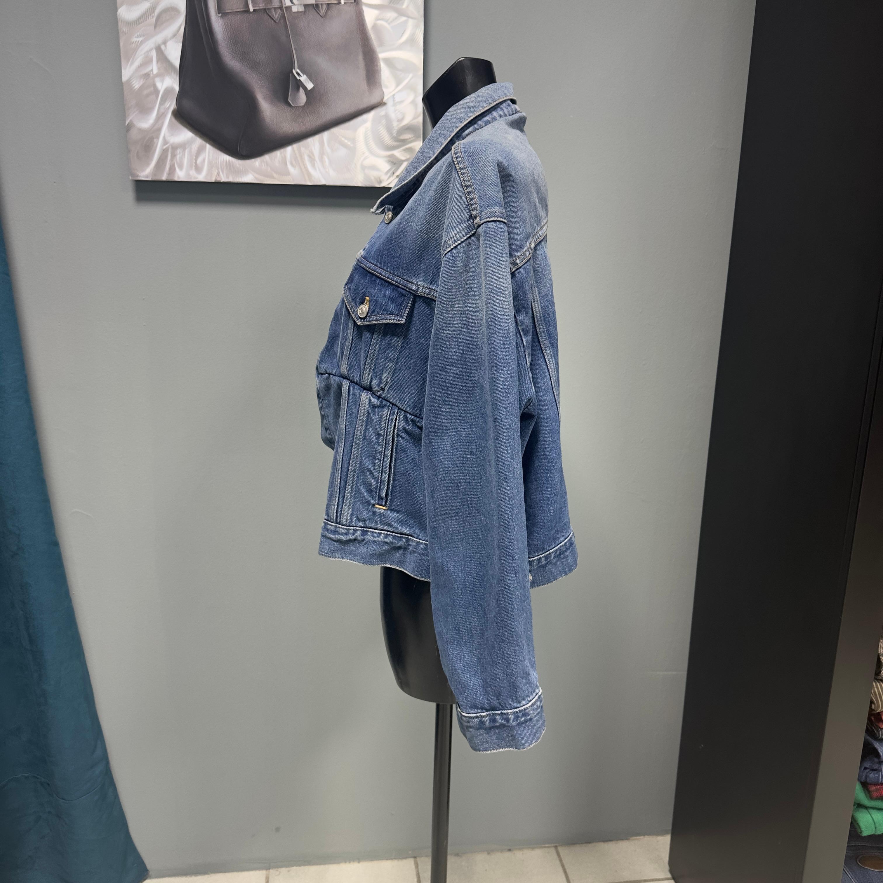 Giacca Balenciaga swing  in denim blu 
Chiusura bottoni frontali, colletto classico 
Taglia 42 ottime condizioni 
Misure :
Spalle da 42 a 48 cm (over)
Manica 62cm
Lunghezza 55cm
Fondo largo 68cm