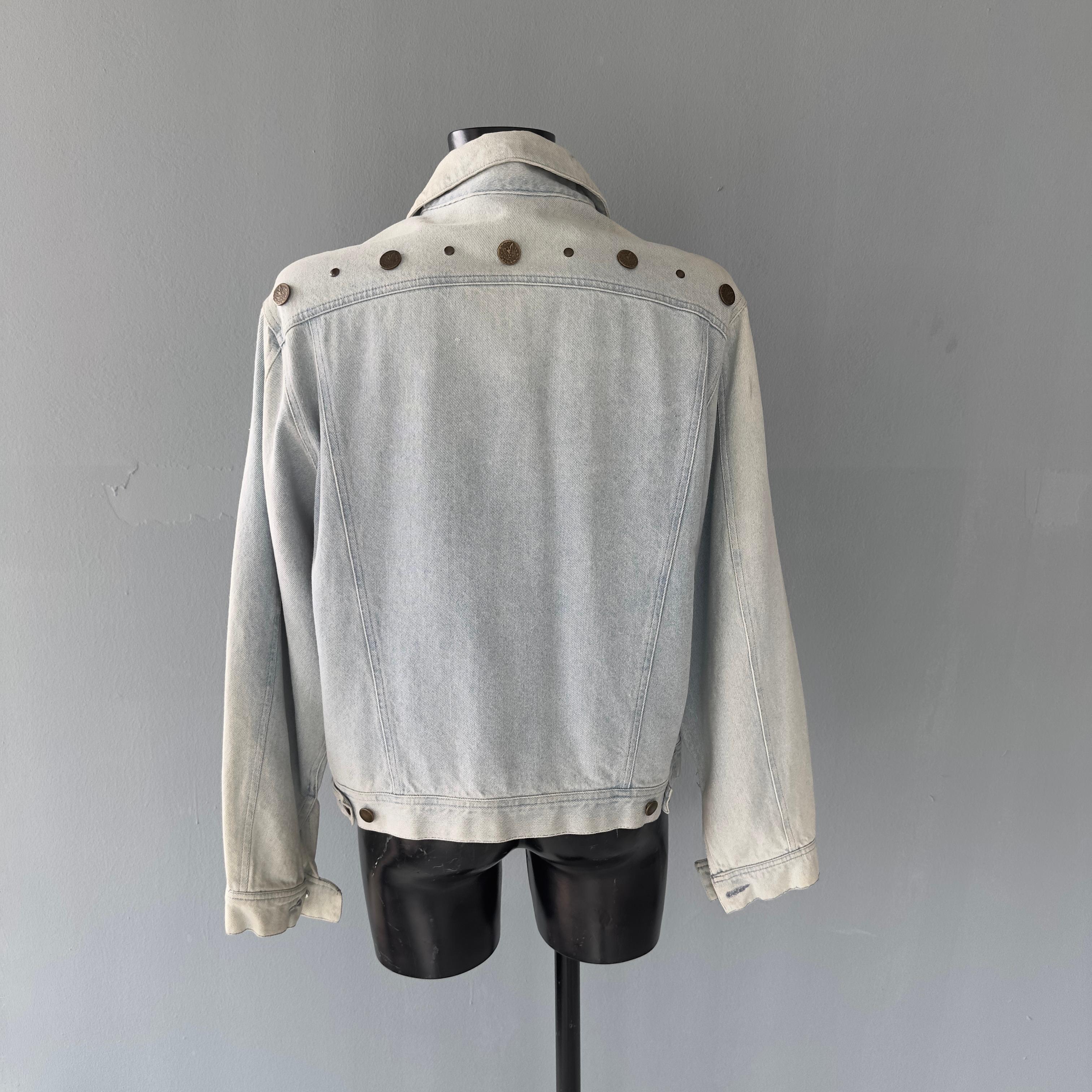 Les Collins 80s denim jacket never used. Jean de couleur claire orné de pièces de monnaie. Coupe oversize, taille III, convient également aux petites tailles
Mesures : 
Épaules 48 cm,
Manche 62cm
Poitrine 45cm
Largeur 56 cm
Longueur 60 cm