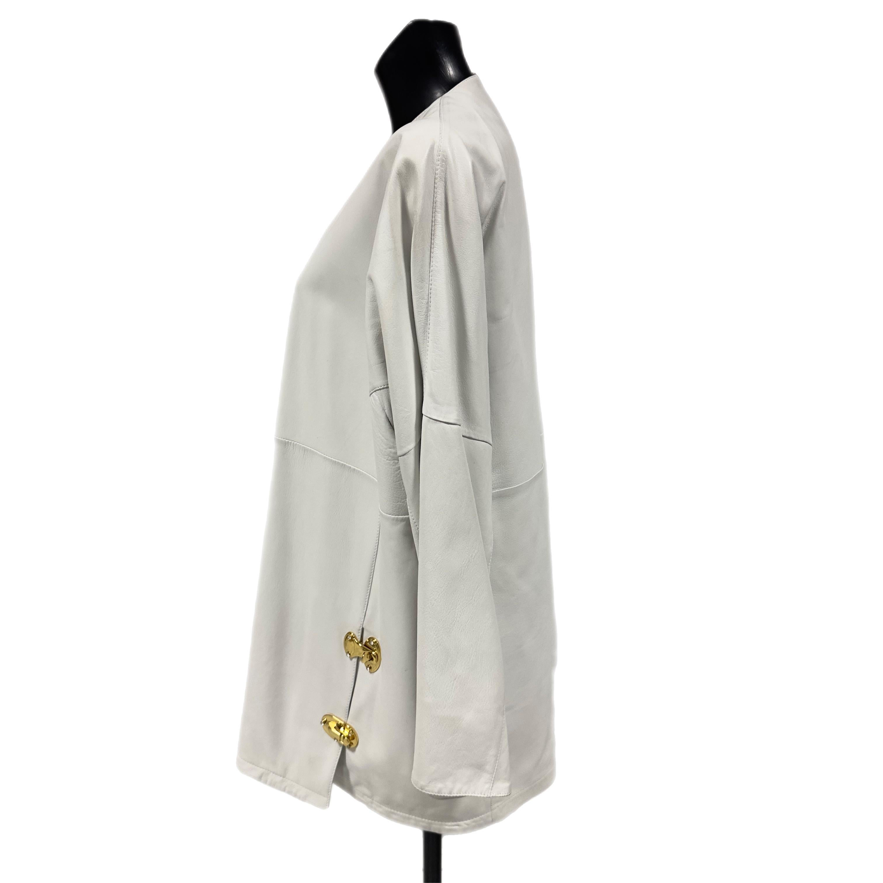  golden side hooks are a stylish detail that makes a difference on a white leather over jacket. These small, often underestimated accessories can add a touch of elegance and sophistication to an already versatile garment. The gold hooks blend