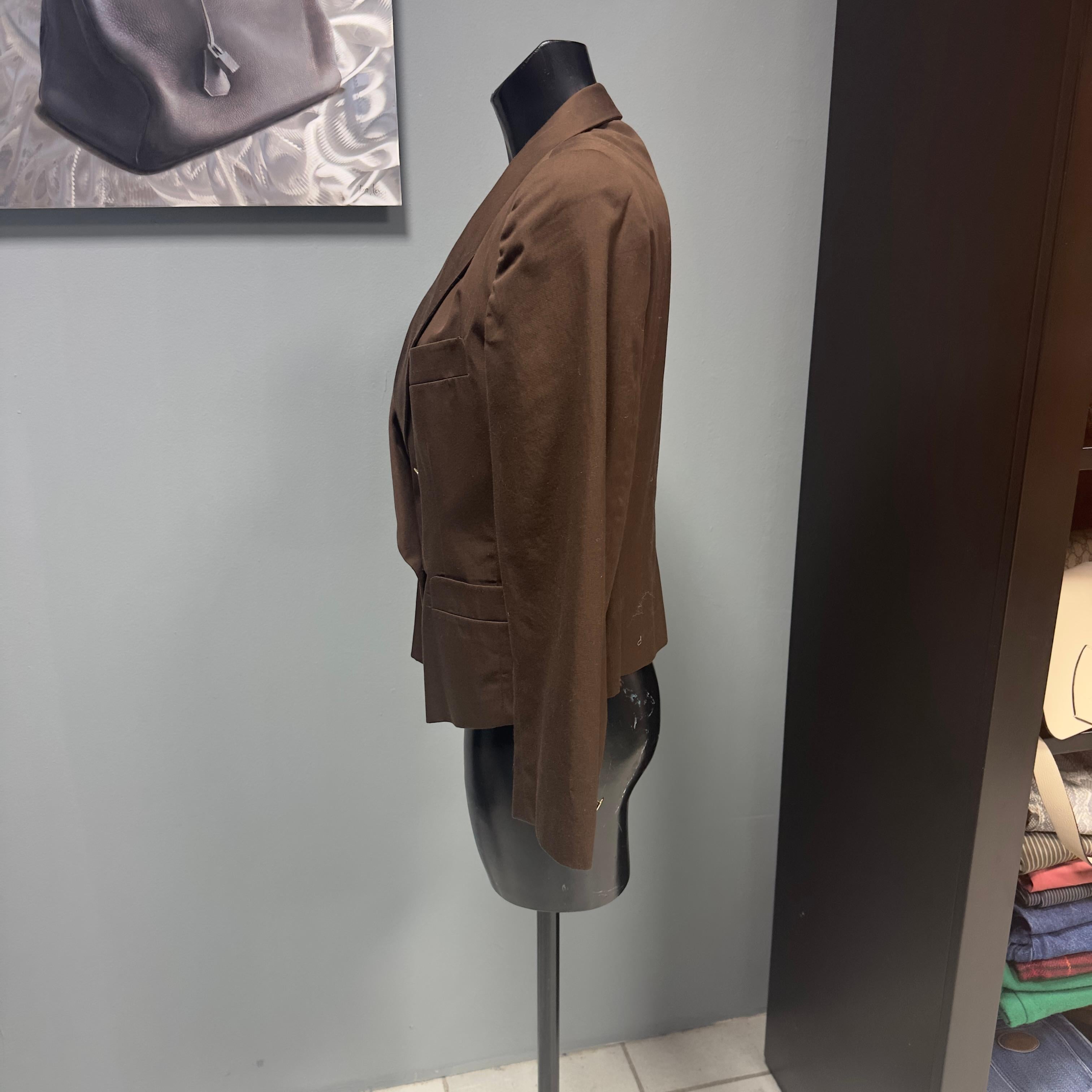 Les Copains brown double-breasted short jacket with gold buttons
Excellent condition, padded shoulder short model
Measurements :
Shoulders 46cm
Sleeve 57cm
Petto 55cm
Length 57cm