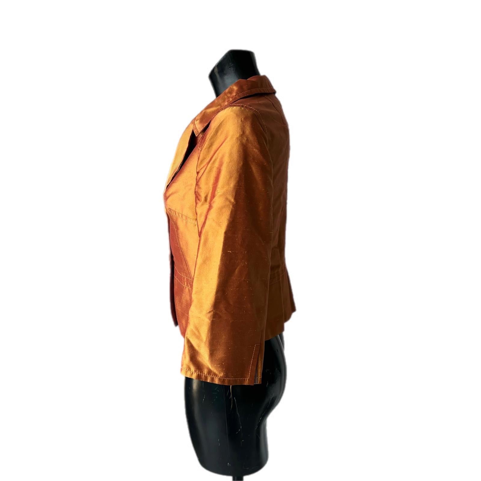 Max Mara Seidenjacke, 2-Knopf-Verschluss, 3/4-Ärmel
Nähte, die der Linie folgen, für eine perfekte Silhouette, Schlitze am unteren Ende der Ärmel
Ausgezeichneter Zustand, Größe 42 passt klein
Maßnahmen:
Schultern 40cm