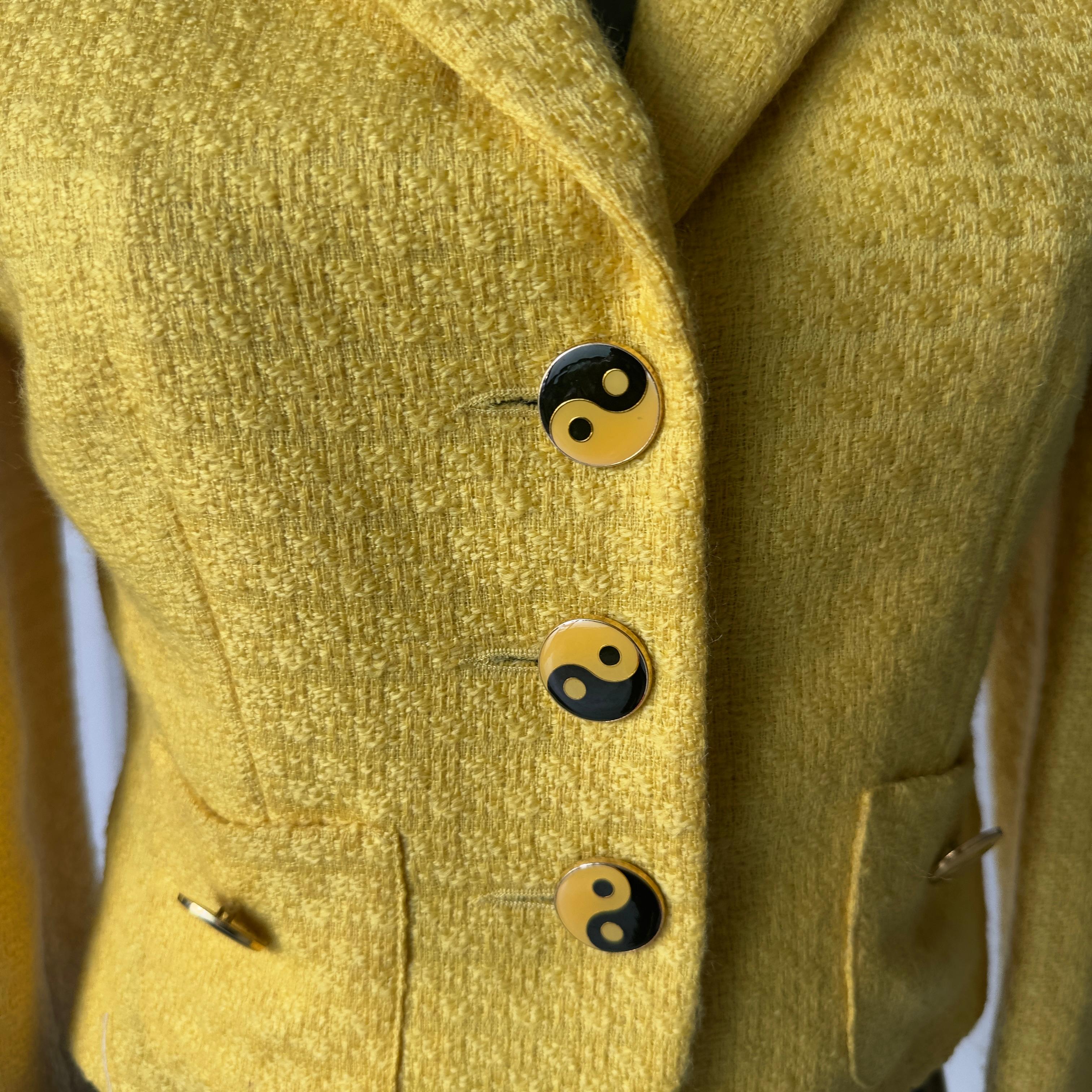 Giacca Moschino Cheap and Chic in lana gialla con bottoni yin-yang, anni '90 in vendita 5