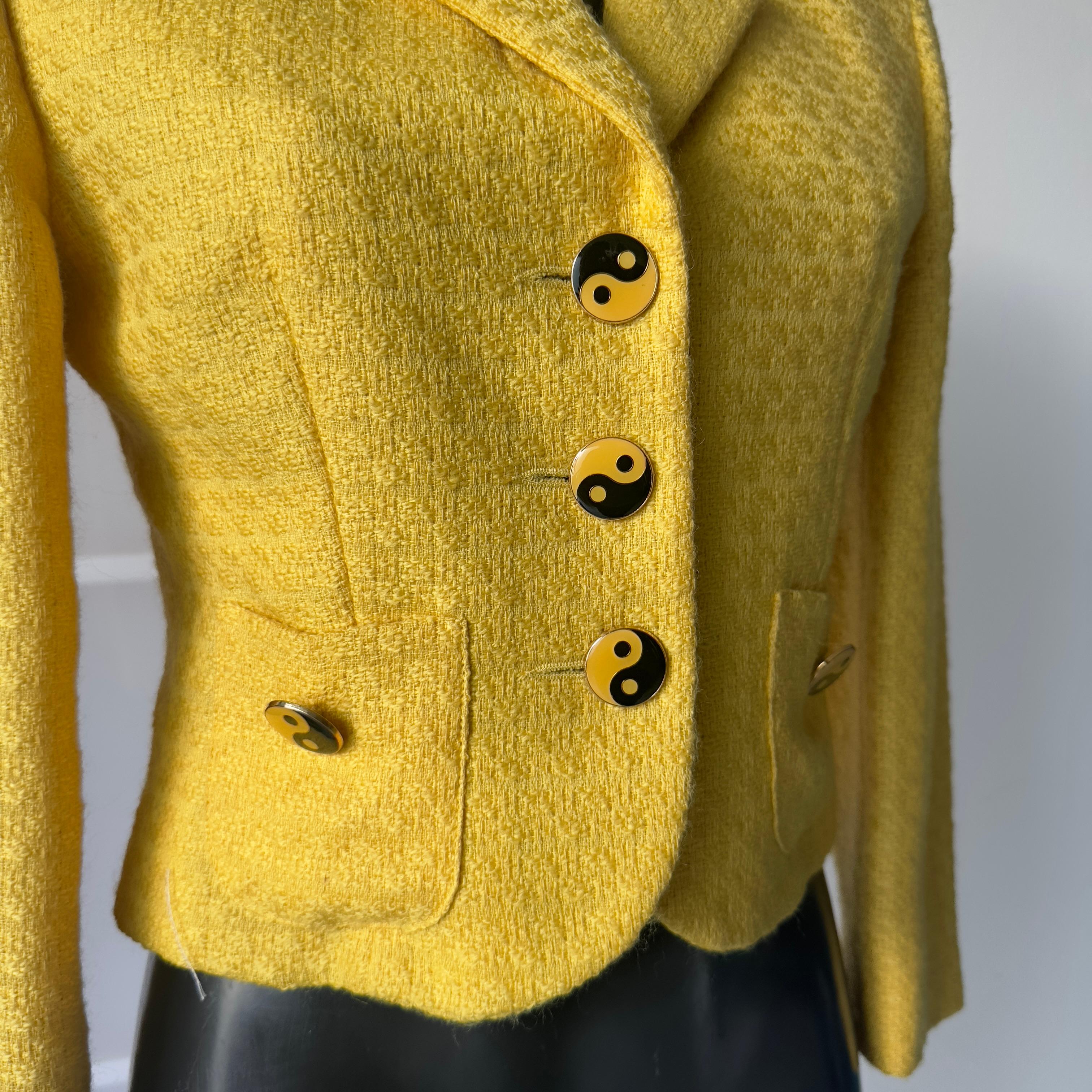 Giacca Moschino Cheap and Chic in lana gialla con bottoni yin-yang, anni '90 in vendita 1