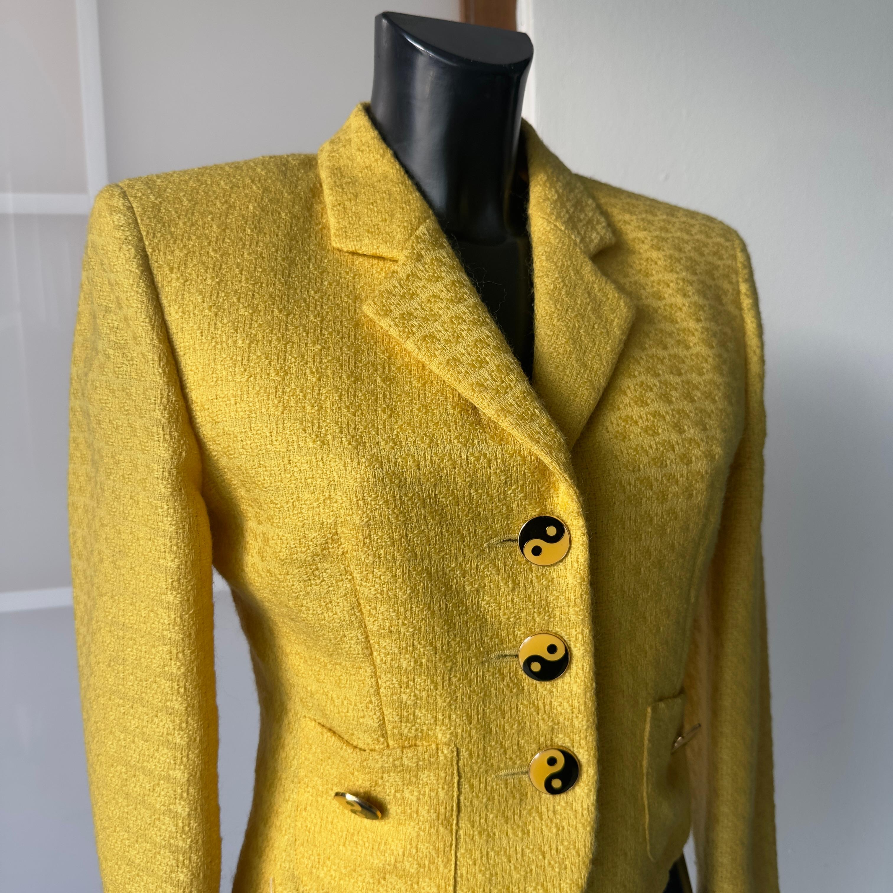 Giacca Moschino Cheap and Chic in lana gialla con bottoni yin-yang, anni '90 in vendita 2
