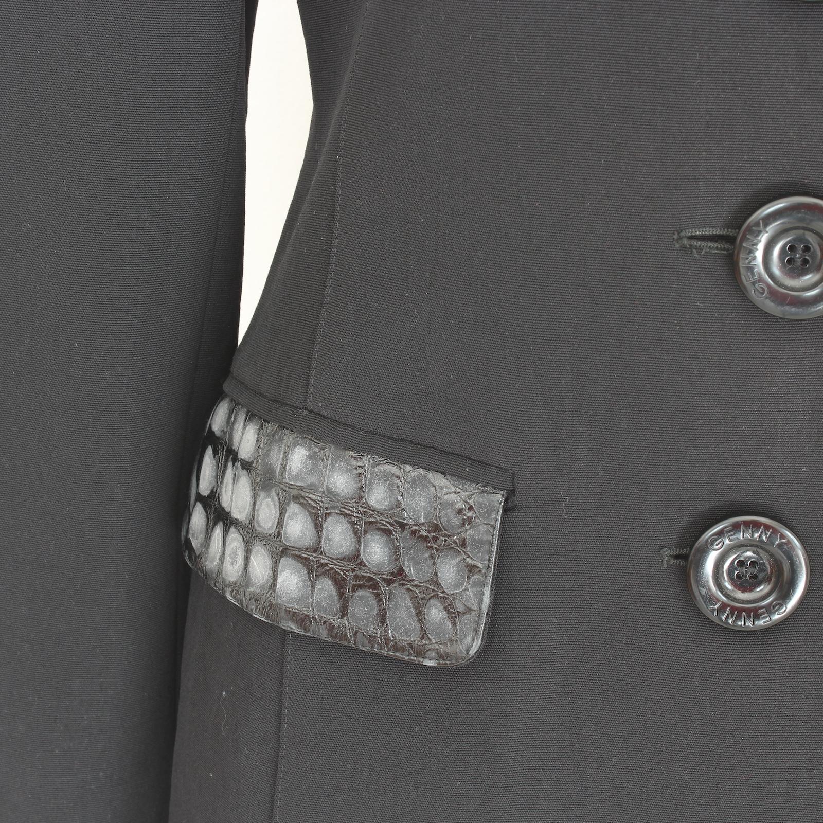 Scopri la raffinatezza di questa giacca Genny, realizzata in Italia in pura lana per una sensazione di lusso. Il design vintage, che ricorda gli anni 80, presenta eleganti inserti in pelle di rettile su collo, tasche e martingala. La sua vestibilità