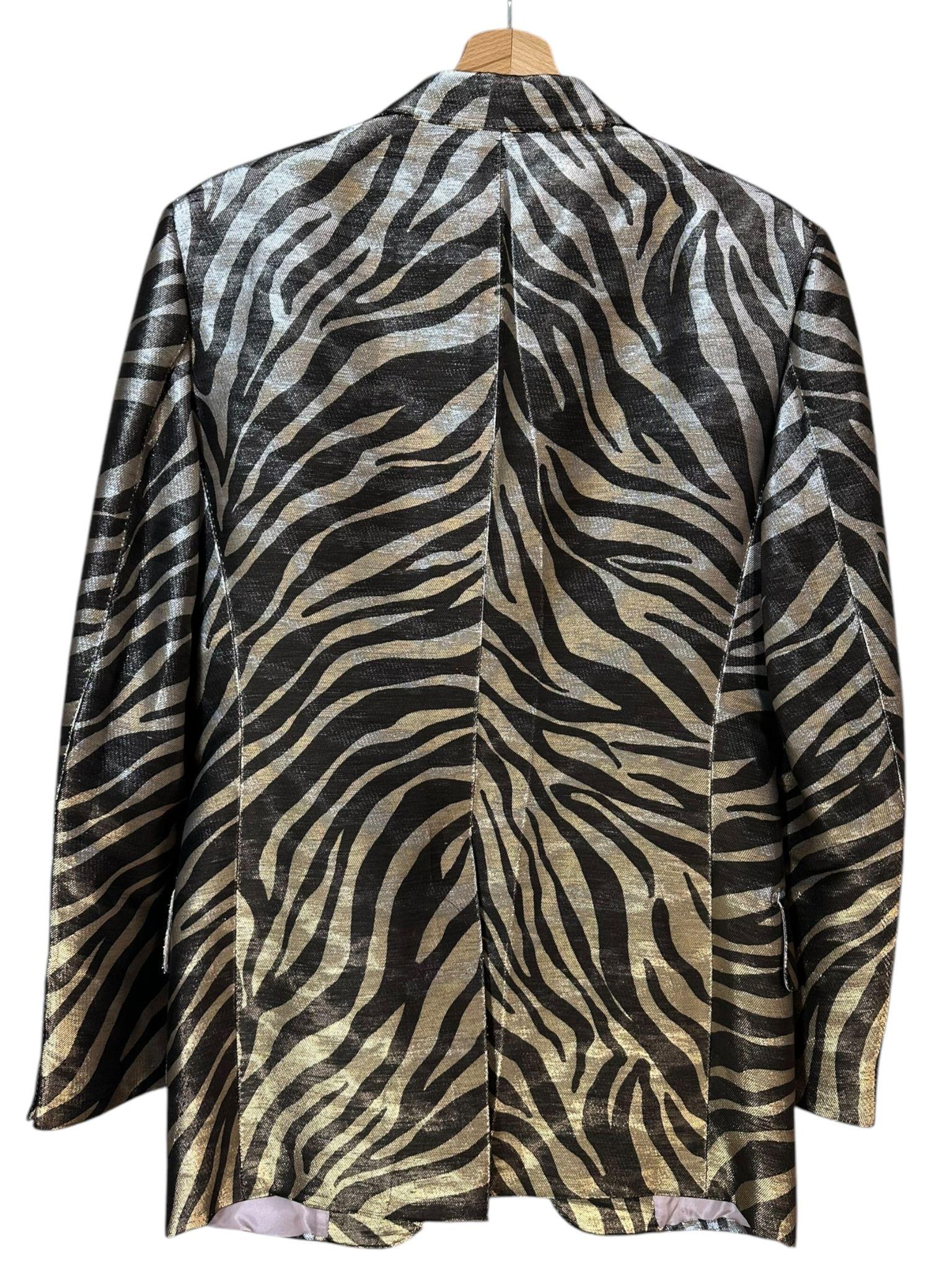 Tom Ford Atticus blazer maschile fantasia animalier metallizzata
Un capo di lusso dall’estetica audace, questo blazer firmato Tom Ford  un pezzo statement che unisce sartorialità impeccabile e un design d’impatto. 
Colore e fantasia: Stampa