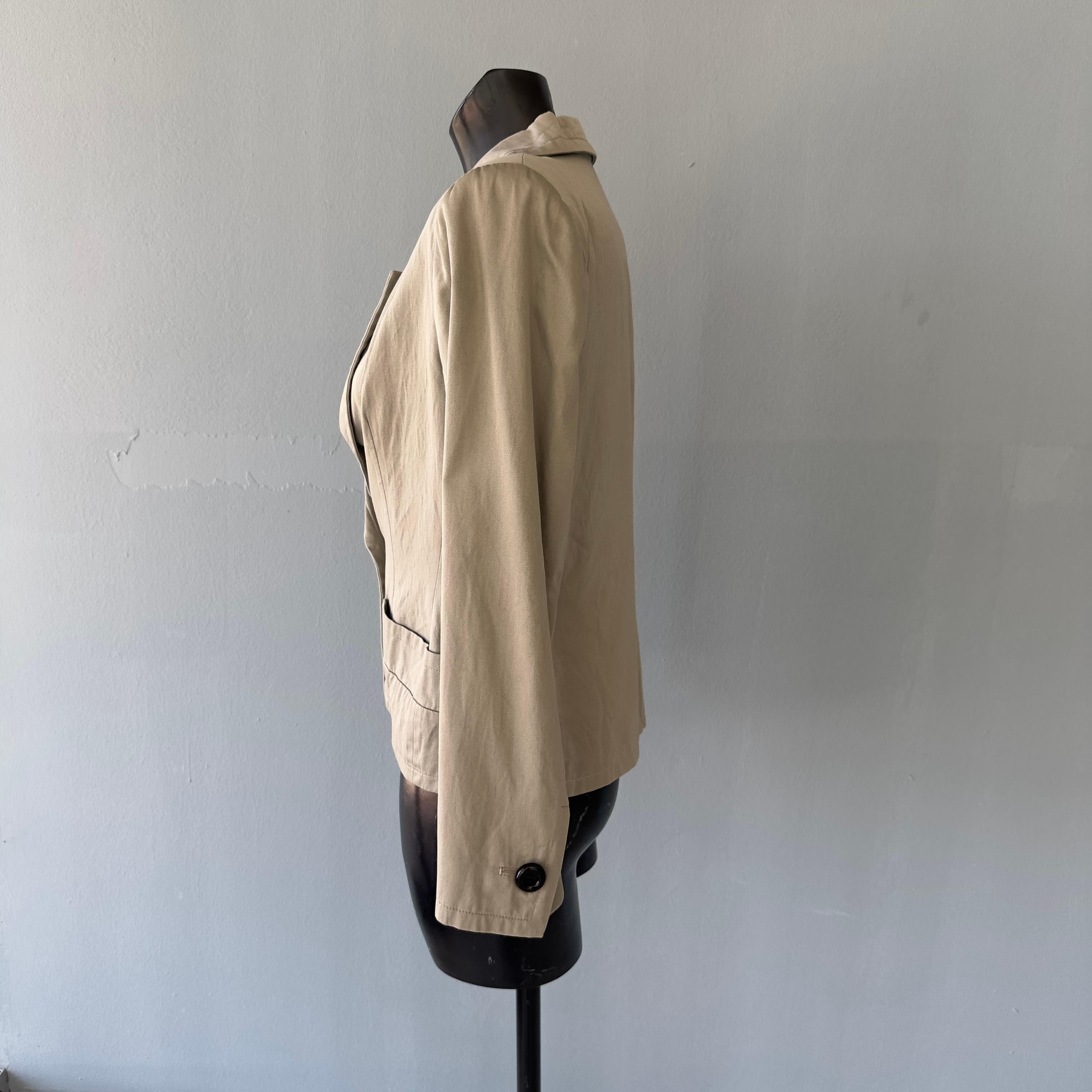 Blazer gris Yves Saint Laurent años 80 con cierre de un botón
Hombros acolchados, bolsillos delanteros
Buen estado tg42fr, 100%algodón
Medidas :
Hombros 46 cm
Manga 57 cm
Pecho 50 cm
Largo 59 cm