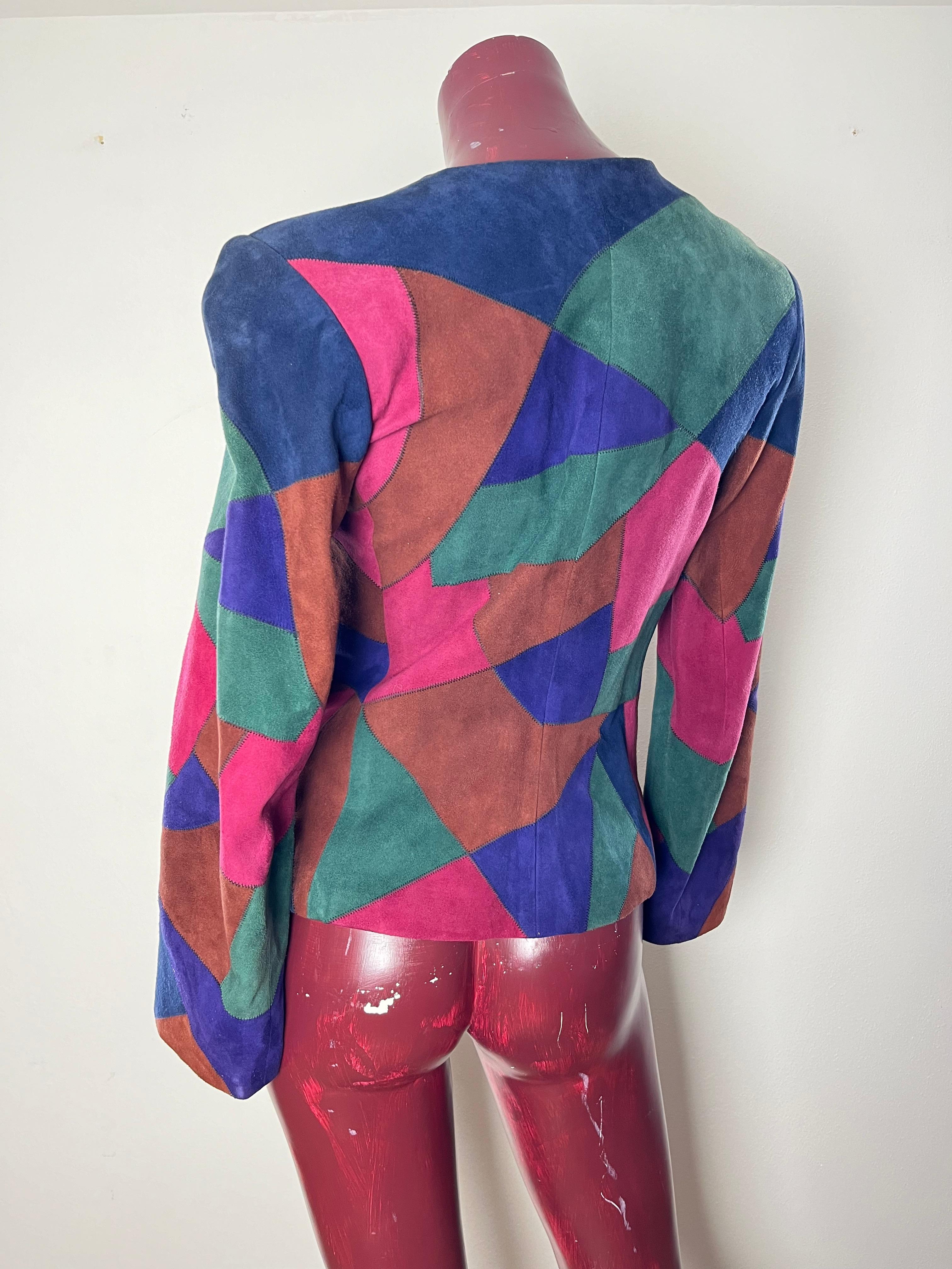 Giacca  YSL  anni 1980 
Questa giacca Rive Gauche Saint Laurent ricorda molto Tina Chow
icona di stile e musa di Yves Saint Laurent, Tina Chow. Bonne-Vivante e regina della discoteca degli anni '80, Chow era il tipo di donna che rendeva gli abiti