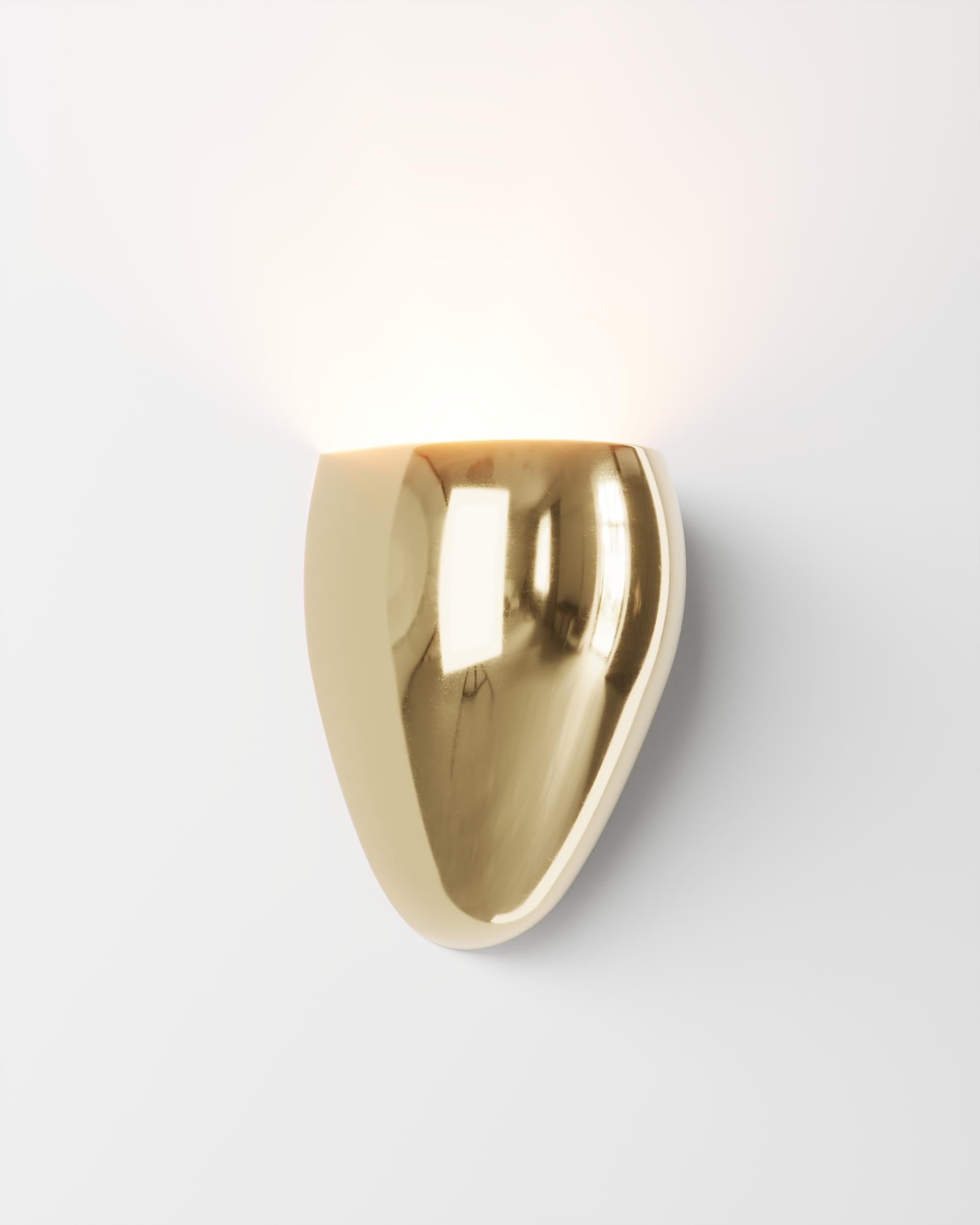 Lámpara de pared Giaco de Studio Orth
Dimensiones: An 18 x Pr 12 x Al 23 cm
Materiales: Latón fundido pulido o Aluminio fundido pulido.
Acabados: Latón fundido pulido o Aluminio fundido pulido

También disponible en latón fundido pulido o aluminio