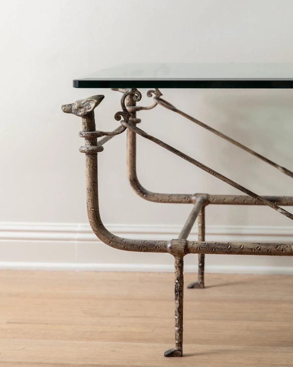 Mesa baja Giacometti de bronce y hierro Etrucsan de Paul Ferrante Vidrio en venta
