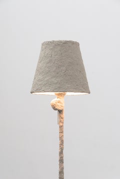 Lampadaire contemporain Giacometti en pâte à papier blanche par Bailey Fontaine