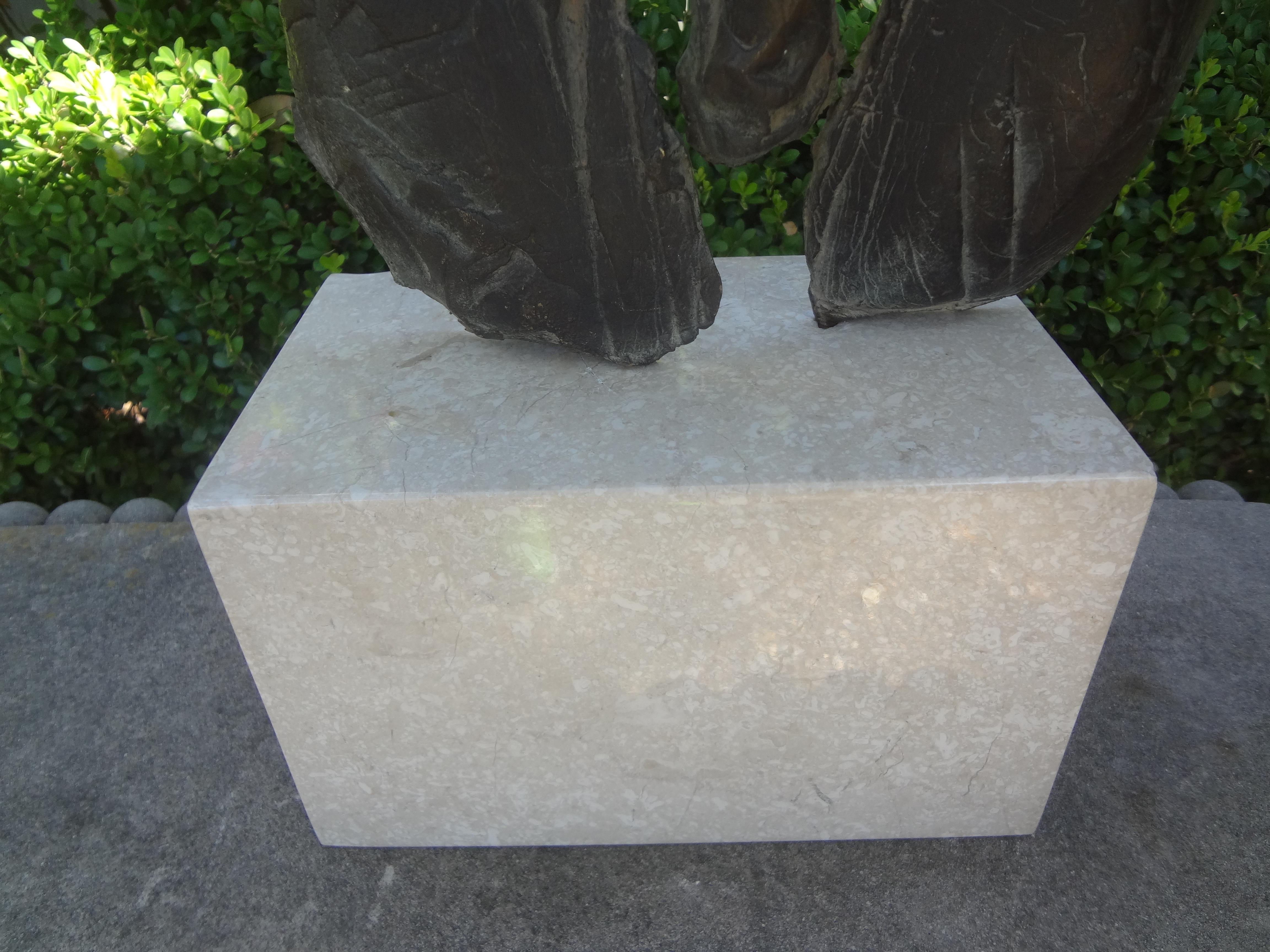 Brutalisme Torse masculin abstrait inspiré de Giacometti, sculpture en bronze sur socle en marbre en vente