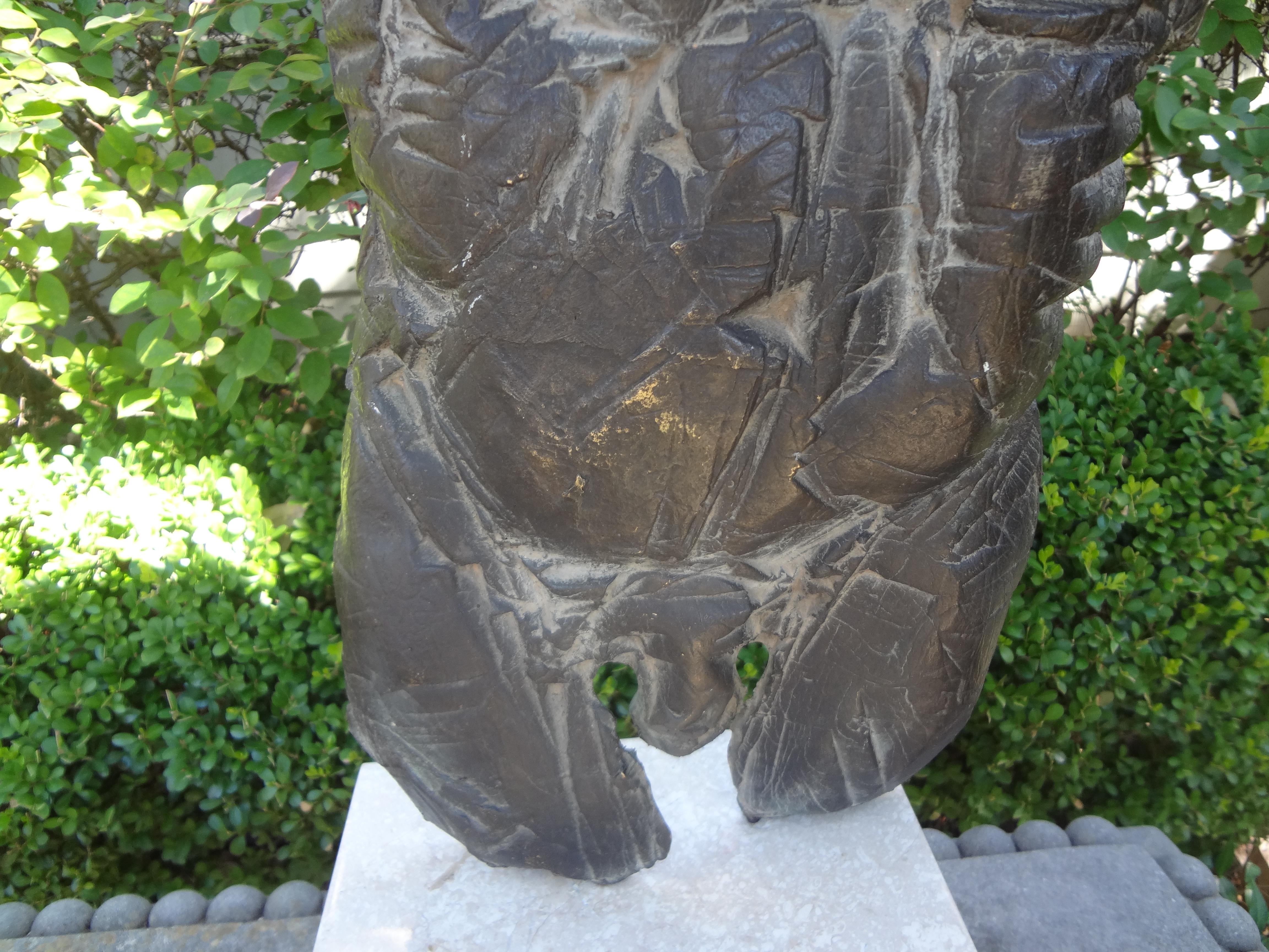 Abstrakte männliche Torso-Bronze-Skulptur auf Marmorsockel, von Giacometti inspiriert (Mitte des 20. Jahrhunderts) im Angebot