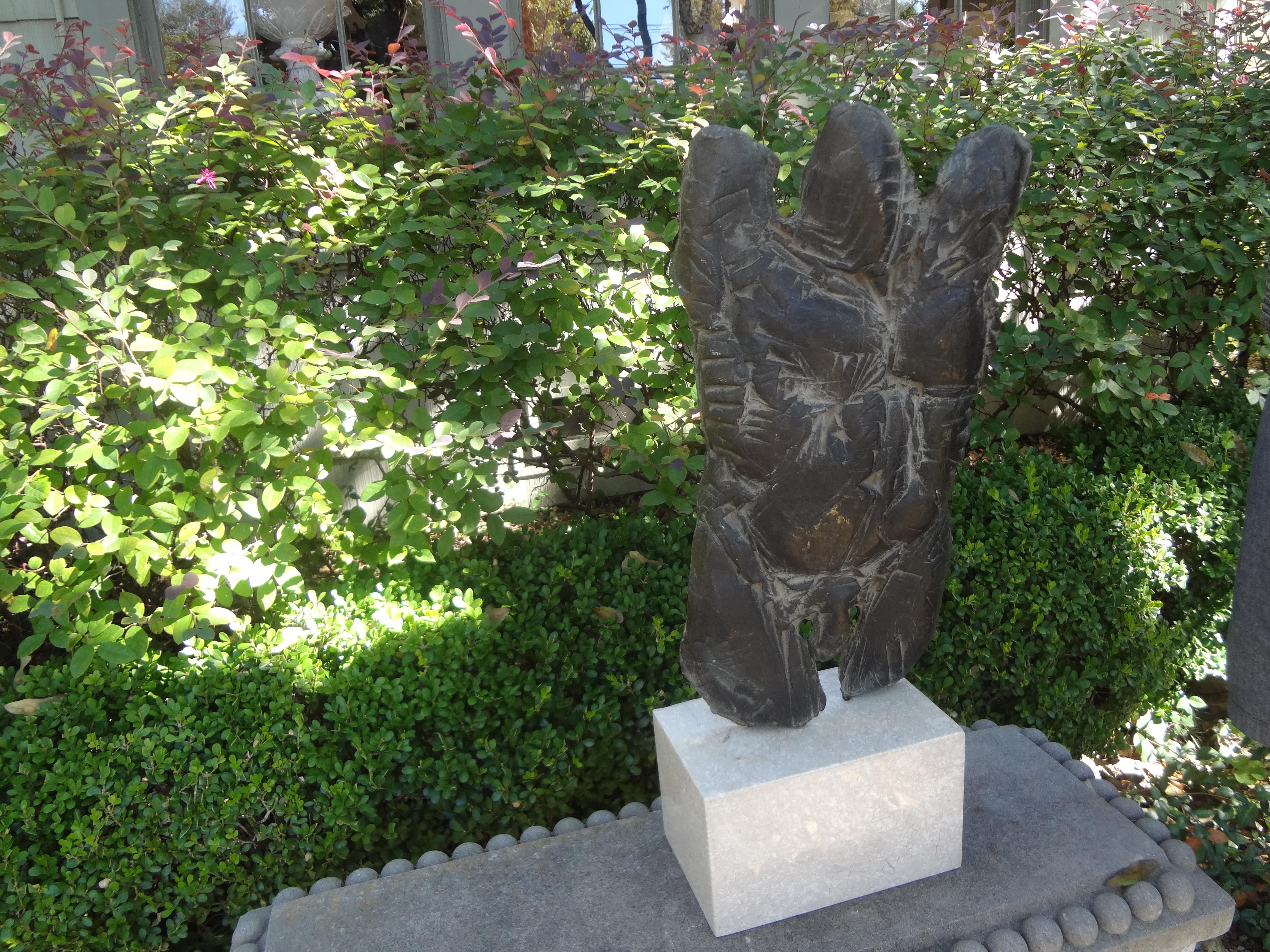 Brutalismo Torso maschile astratto di ispirazione Brancusiana Scultura in bronzo su base di marmo in vendita