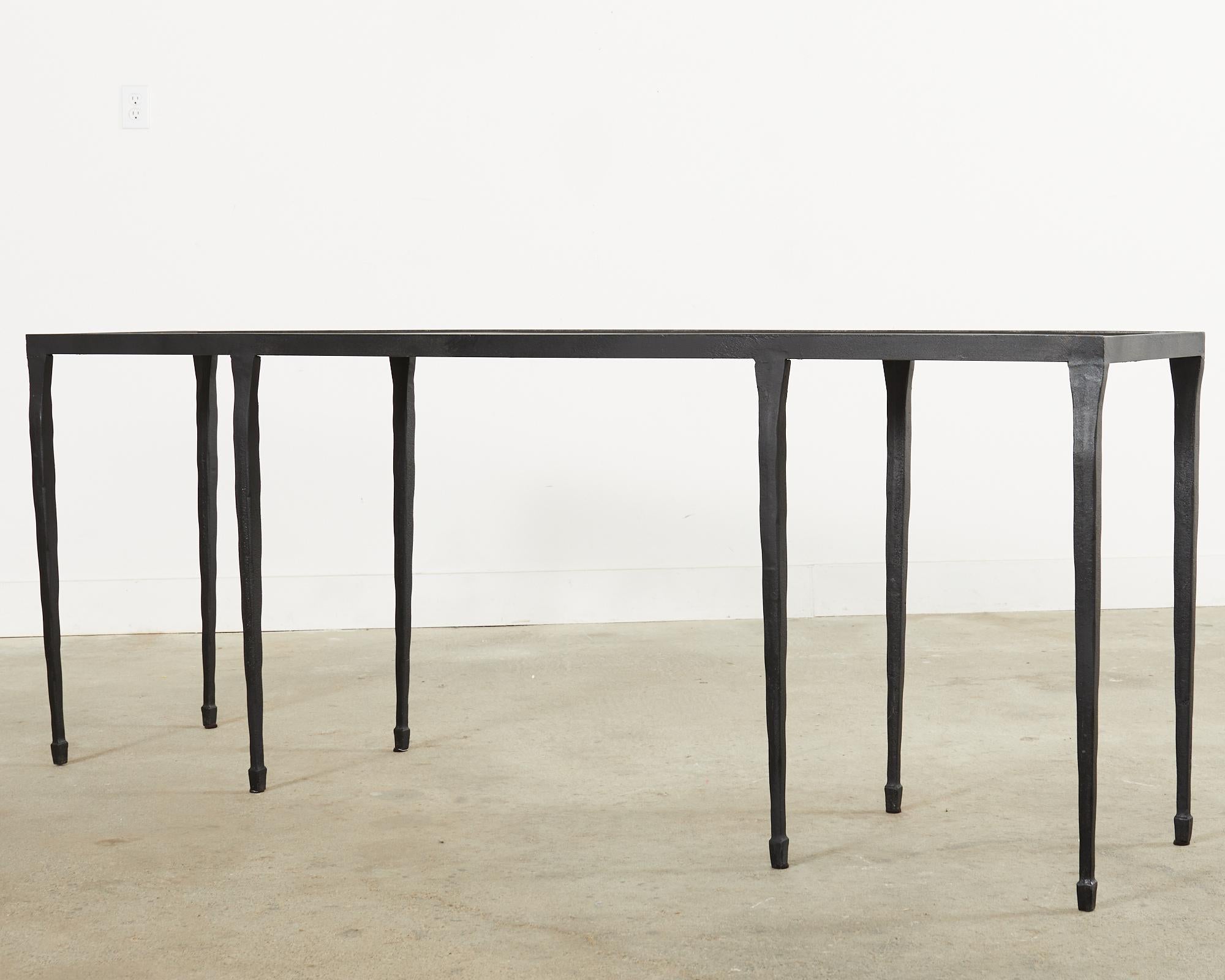 Table console d'inspiration Giacometti en fonte martelée noire 7